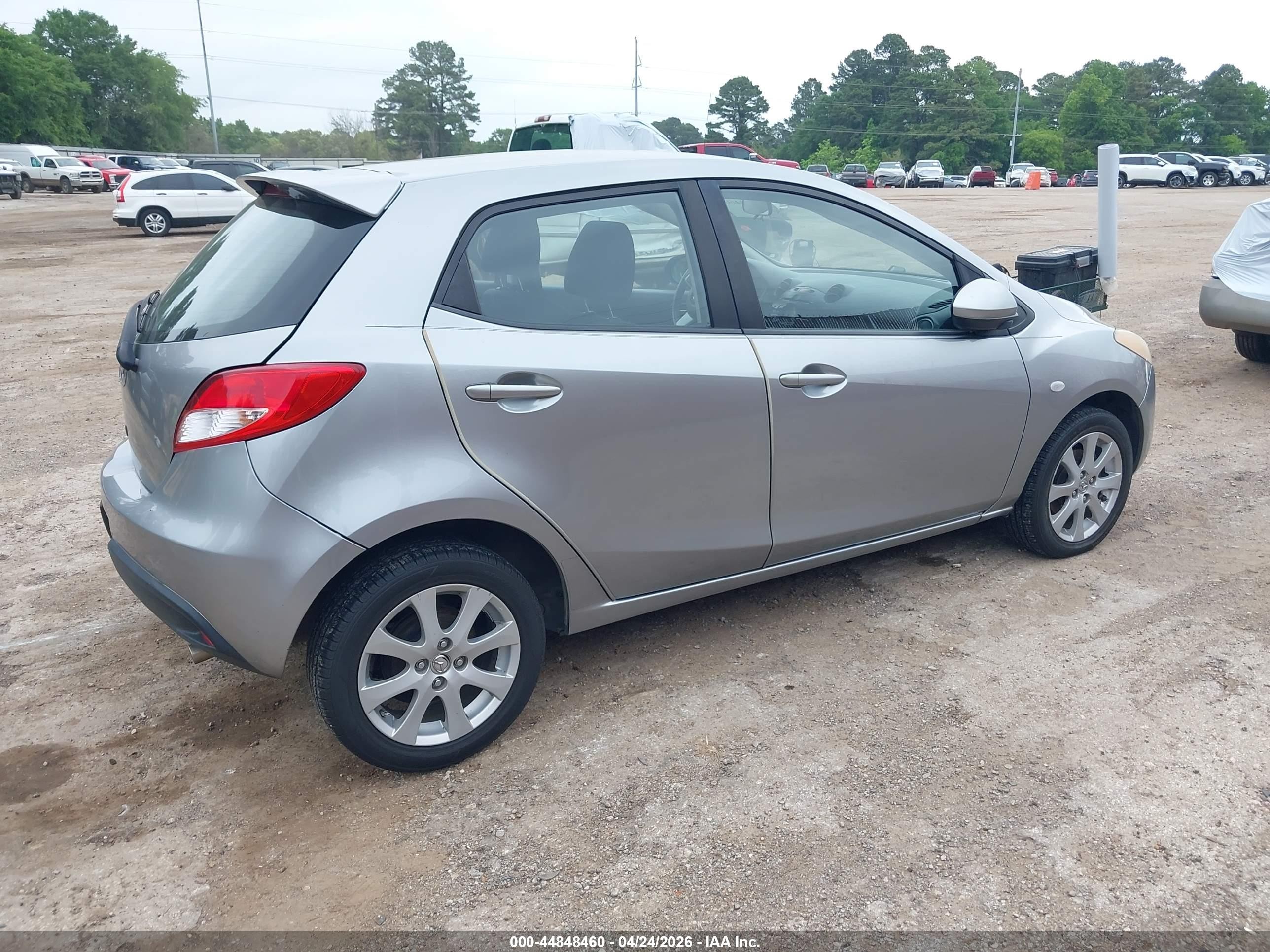 2012 Mazda Mazda2 Touring Silver vin: JM1DE1LZ1C0152120