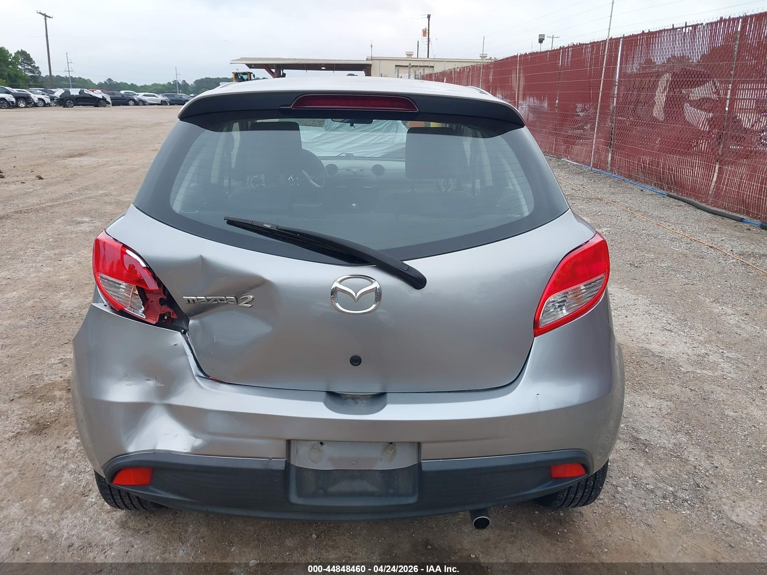 2012 Mazda Mazda2 Touring Silver vin: JM1DE1LZ1C0152120
