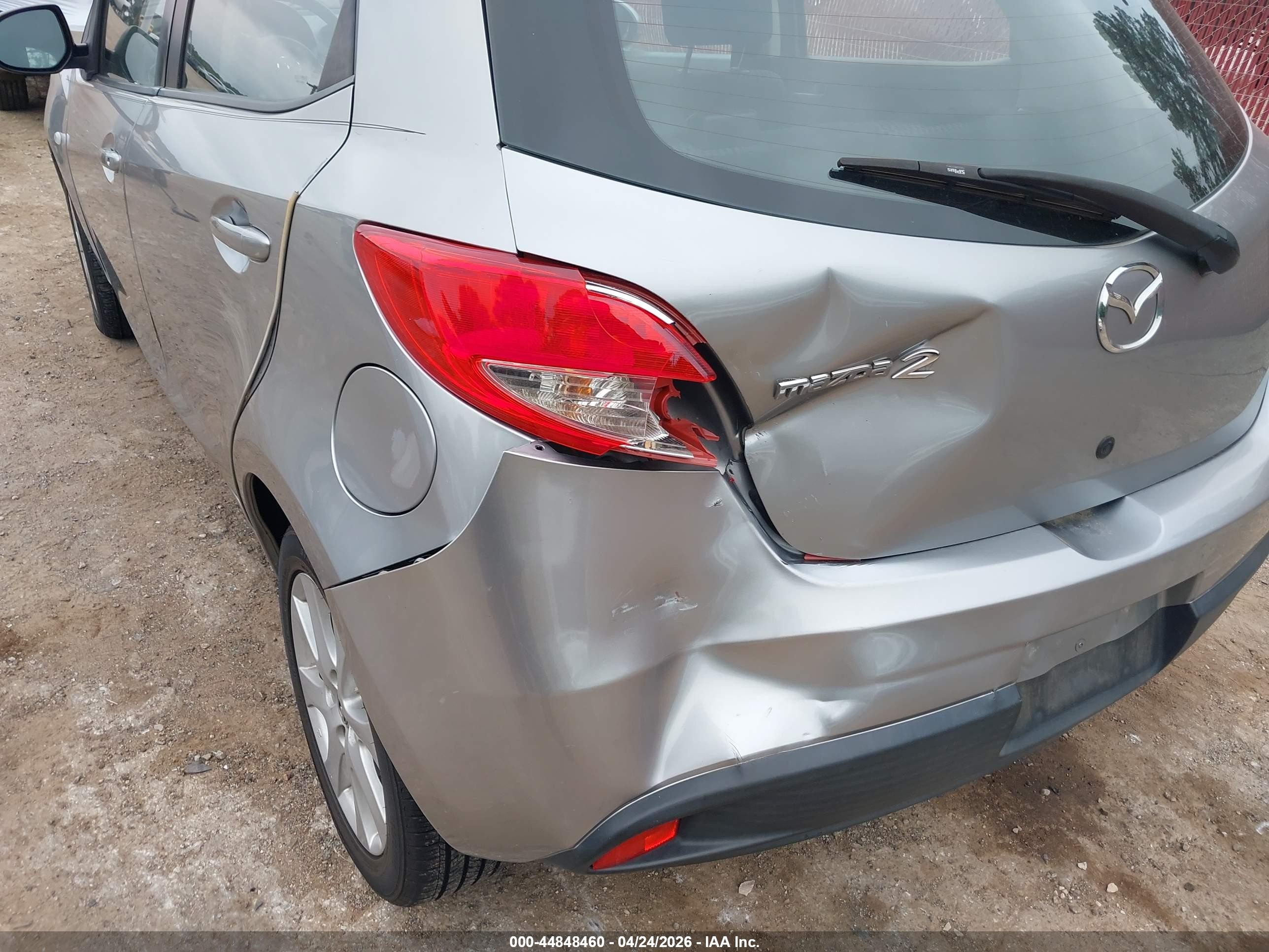 2012 Mazda Mazda2 Touring Silver vin: JM1DE1LZ1C0152120