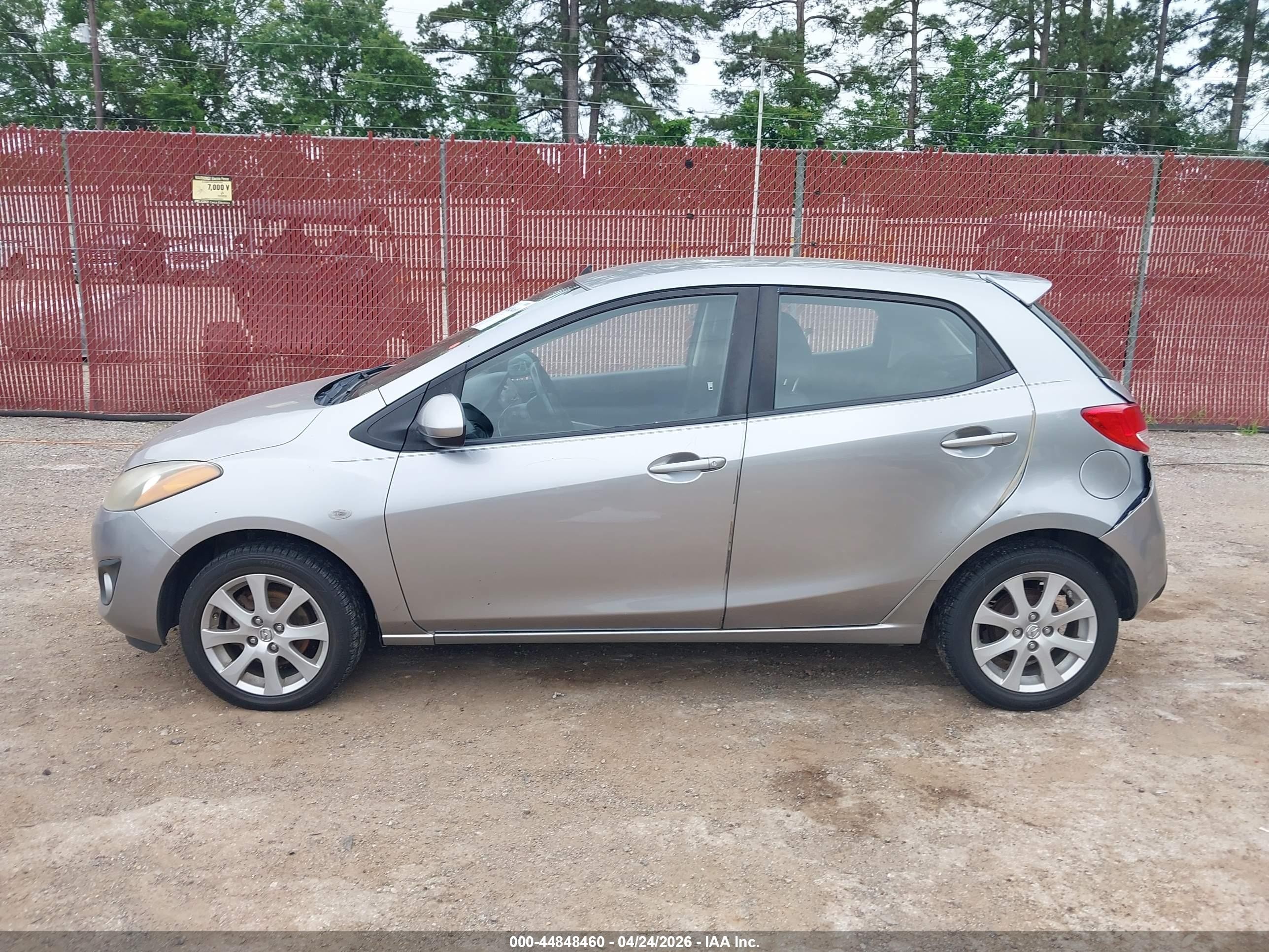 2012 Mazda Mazda2 Touring Silver vin: JM1DE1LZ1C0152120