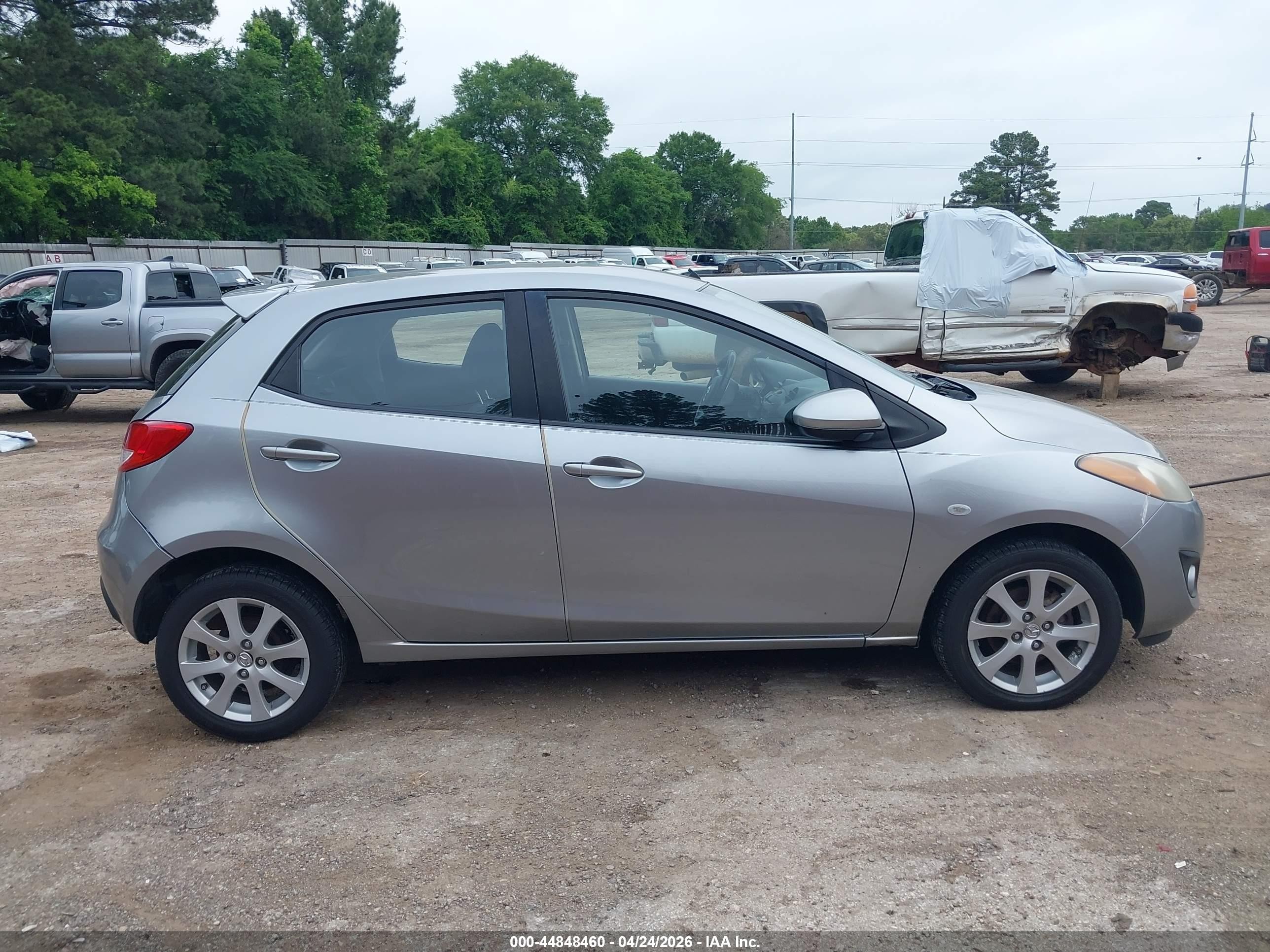 2012 Mazda Mazda2 Touring Silver vin: JM1DE1LZ1C0152120