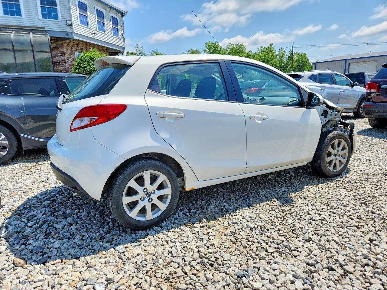 2013 Mazda Mazda 2 White vin: JM1DE1LZ1D0165578