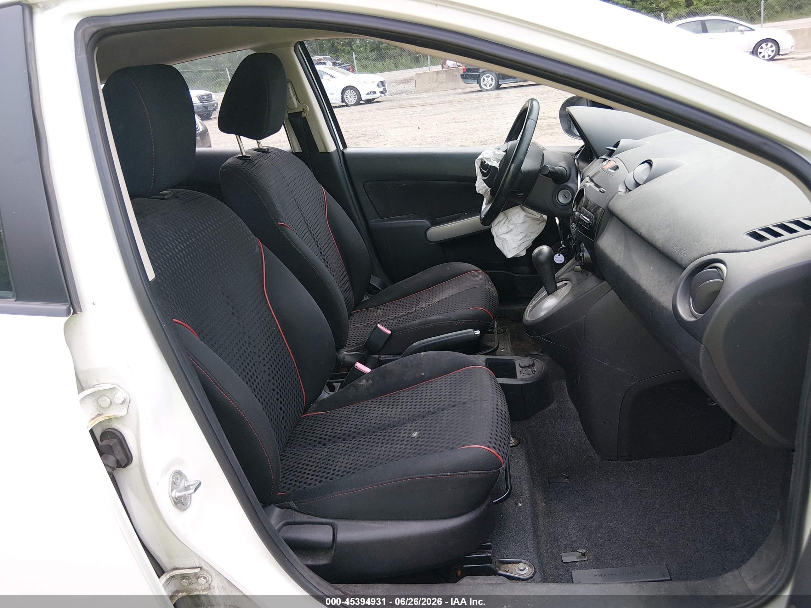 2014 Mazda Mazda2 Touring White vin: JM1DE1LZ4E0179539
