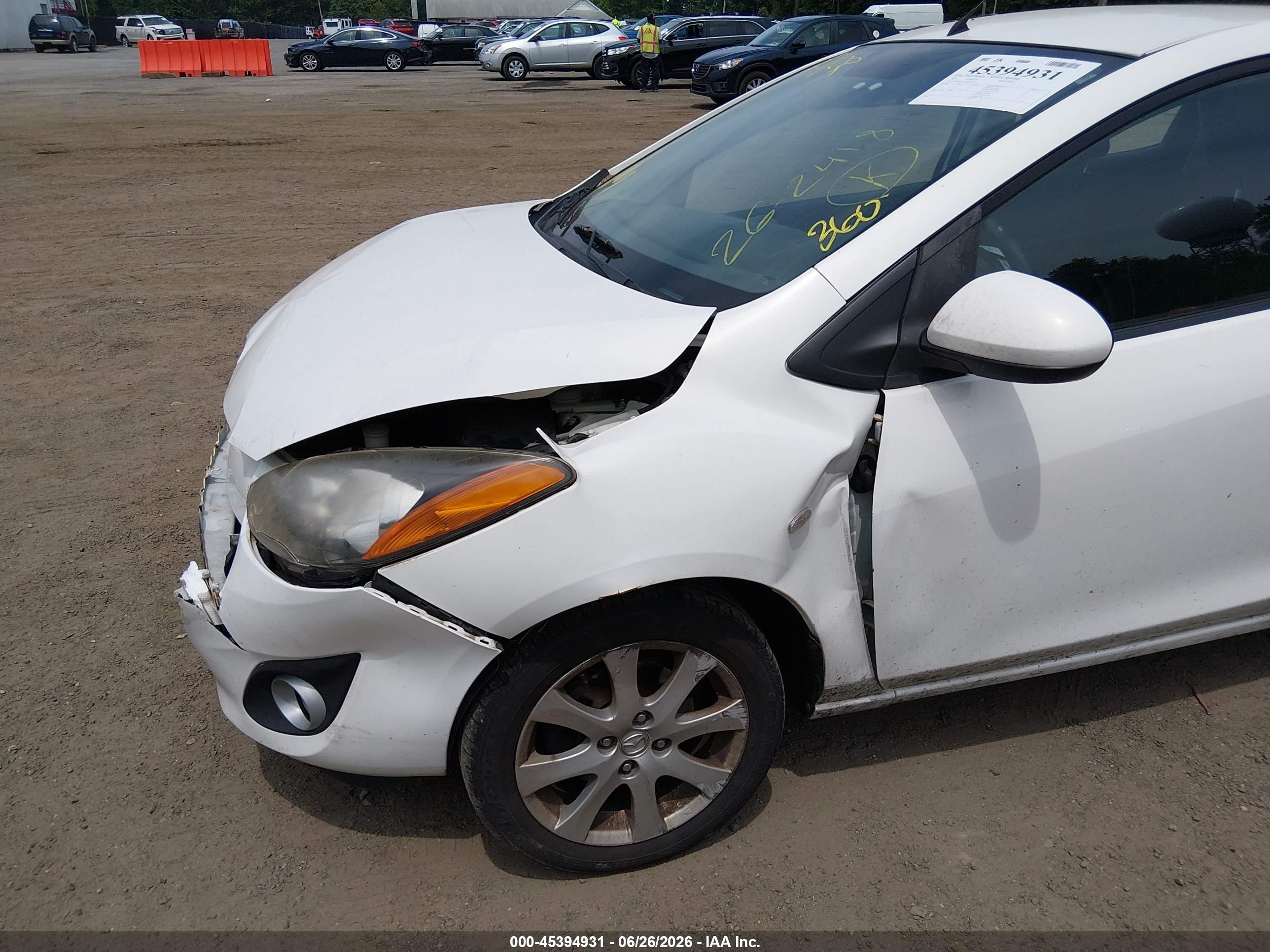 2014 Mazda Mazda2 Touring White vin: JM1DE1LZ4E0179539