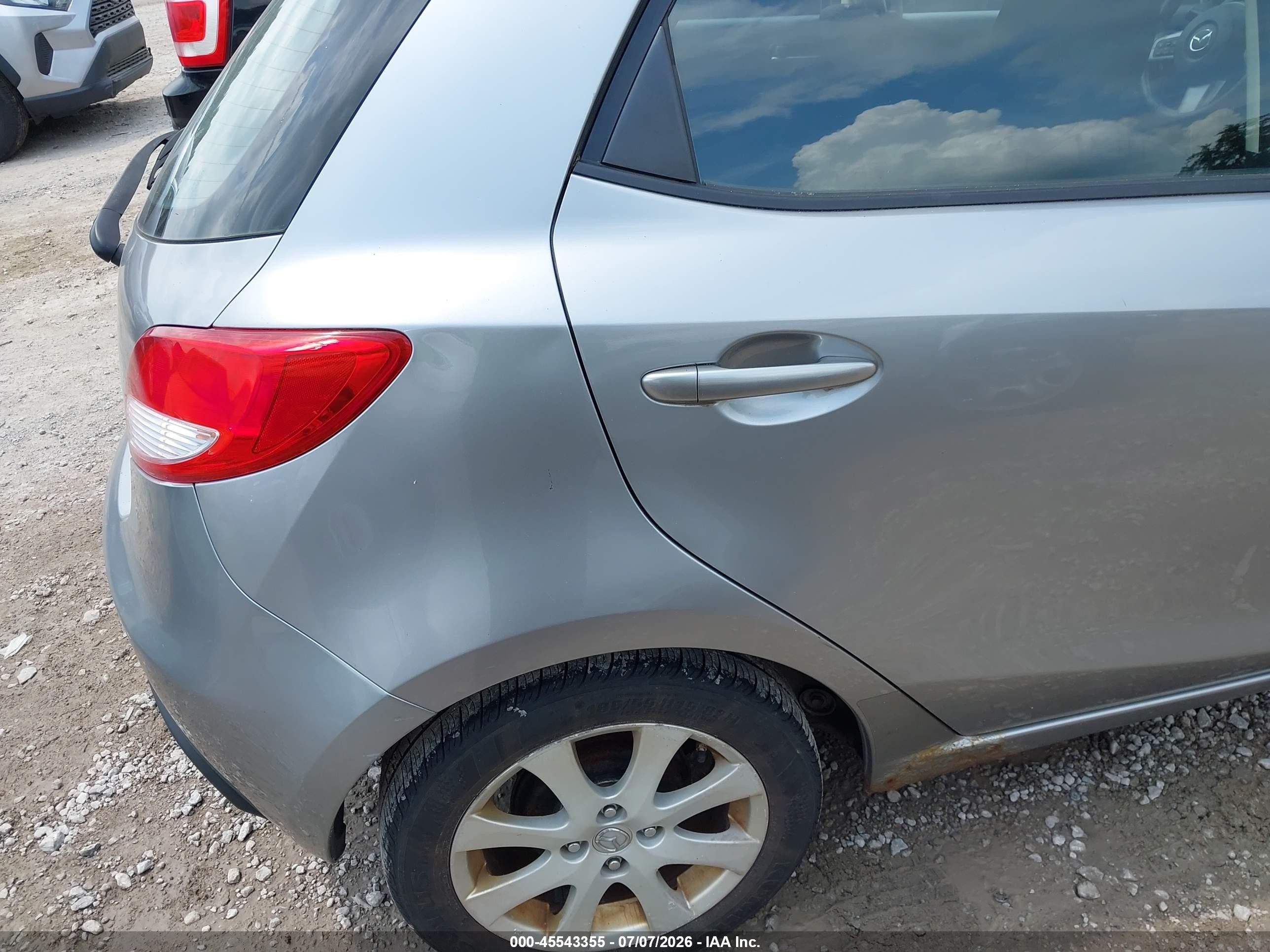 2012 Mazda Mazda2 Touring Silver vin: JM1DE1LZ7C0141932