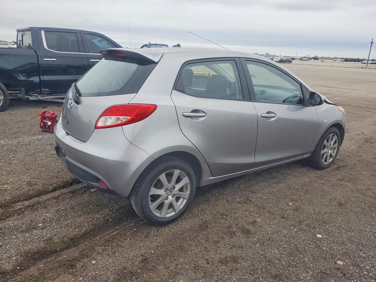 2012 Mazda Mazda2 Silver vin: JM1DE1LZ9C0135890