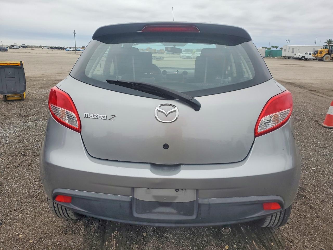 2012 Mazda Mazda2 Silver vin: JM1DE1LZ9C0135890