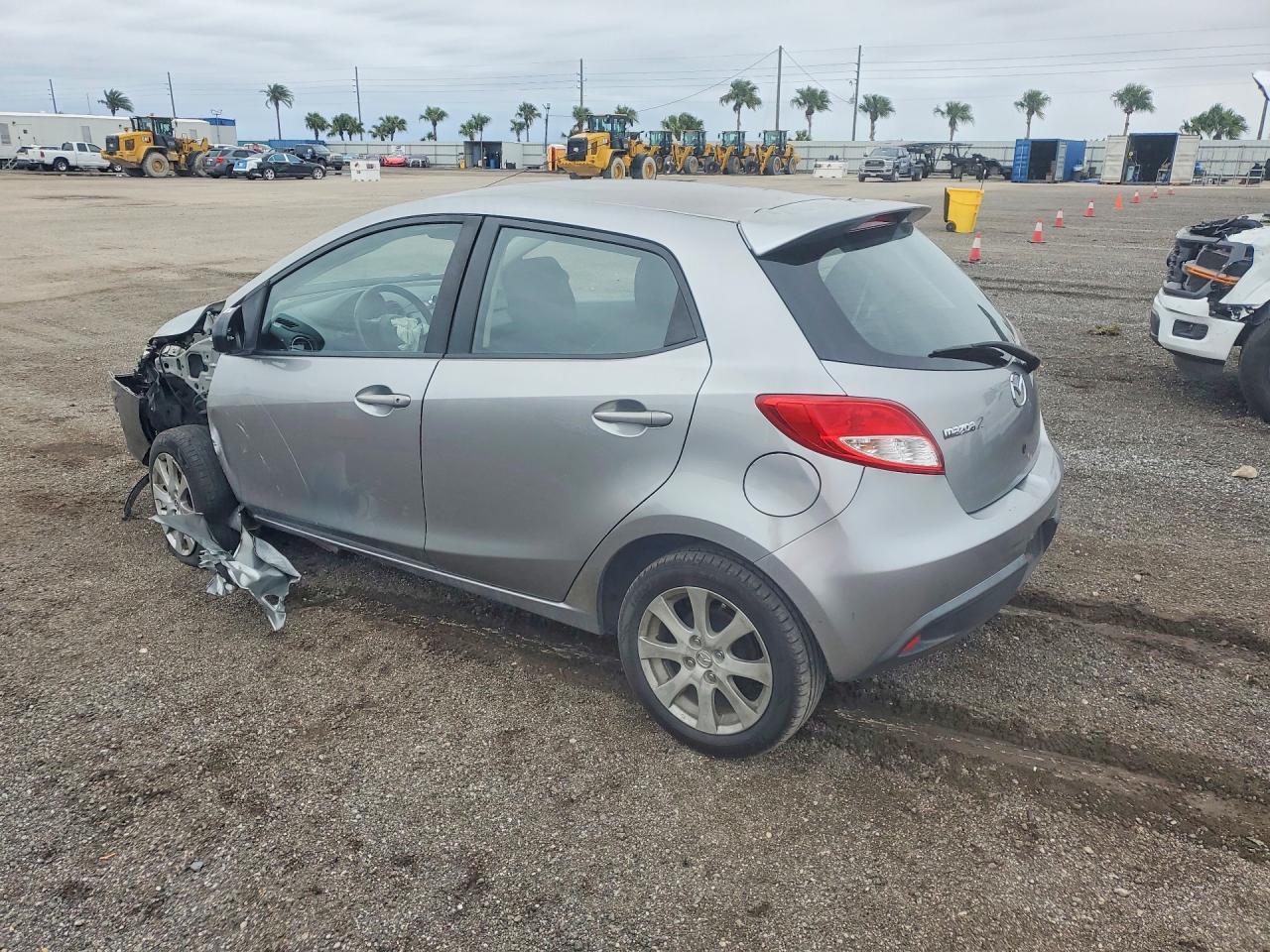 2012 Mazda Mazda2 Silver vin: JM1DE1LZ9C0135890