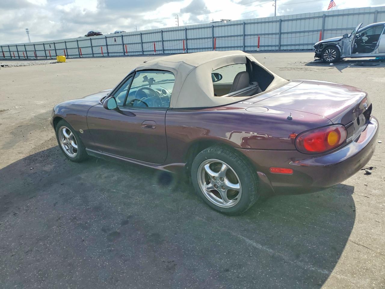 2000 Mazda Mx-5 Miata Base Burgundy vin: JM1NB3531Y0148402