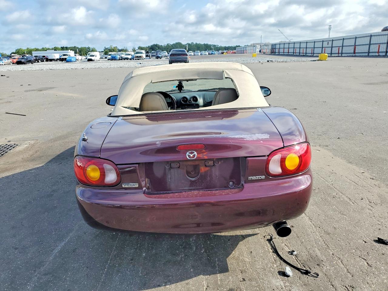 2000 Mazda Mx-5 Miata Base Burgundy vin: JM1NB3531Y0148402