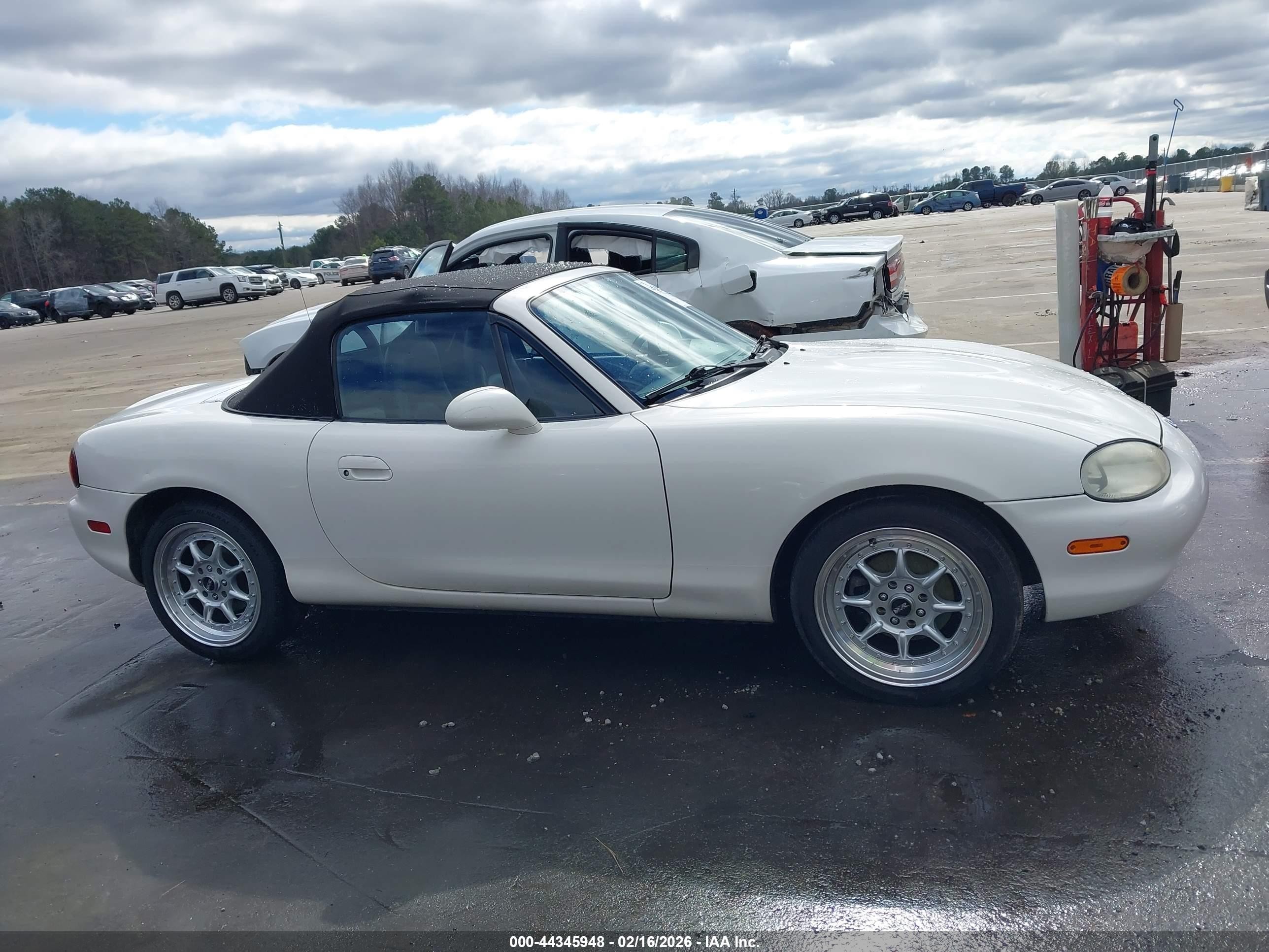 1999 Mazda Mx-5 Miata   White vin: JM1NB353XX0103571