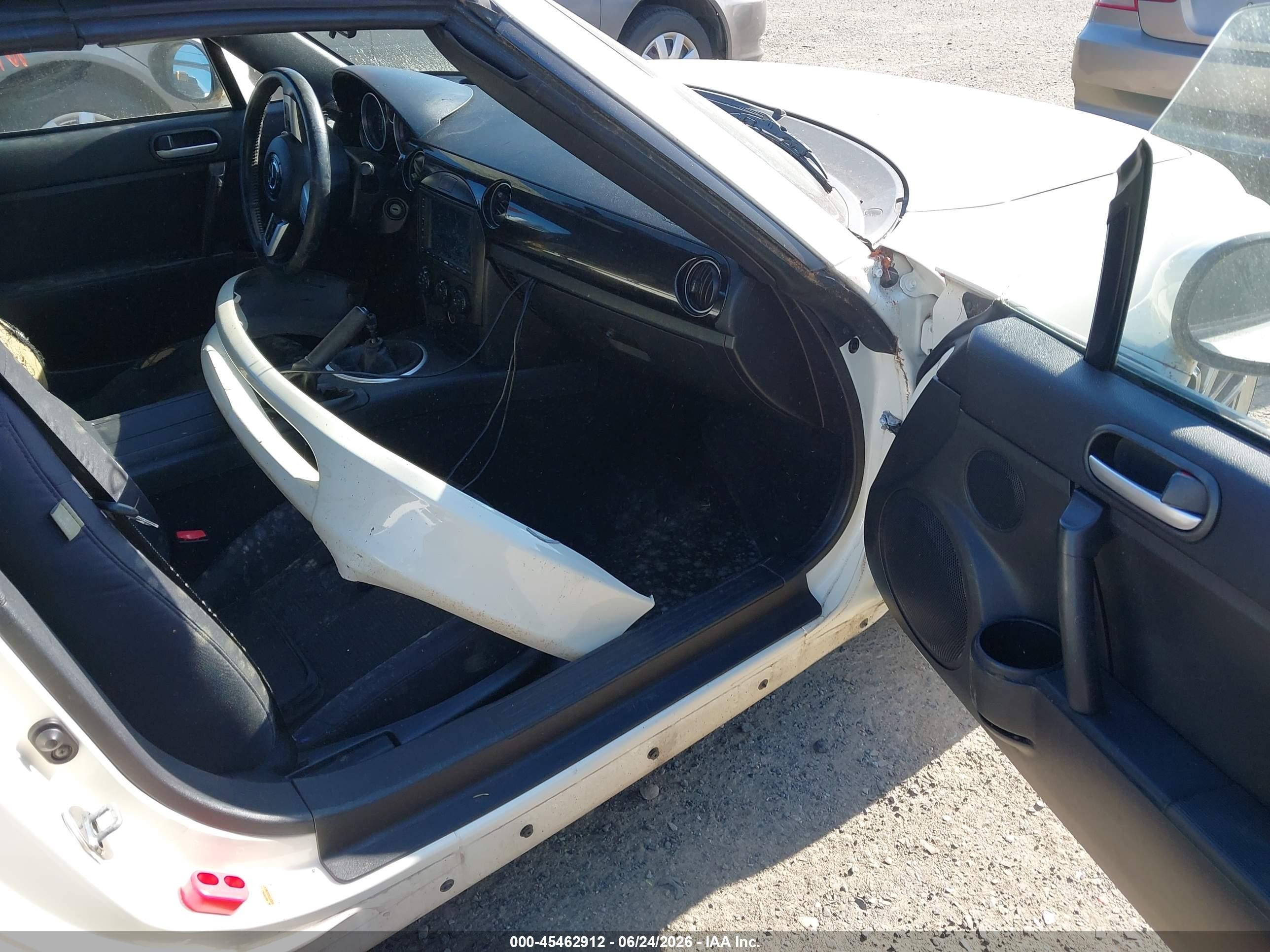 2006 Mazda Mx-5   White vin: JM1NC25F860117274