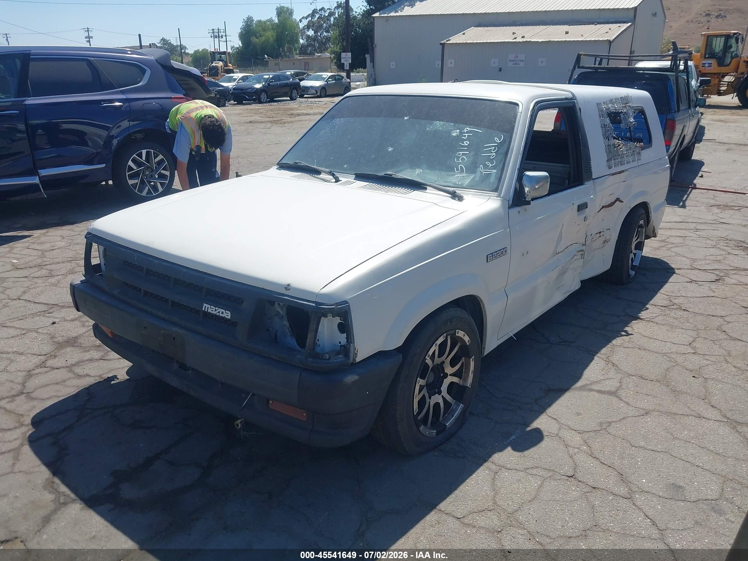 1986 Mazda B2000   White vin: JM2UF1111G0604580