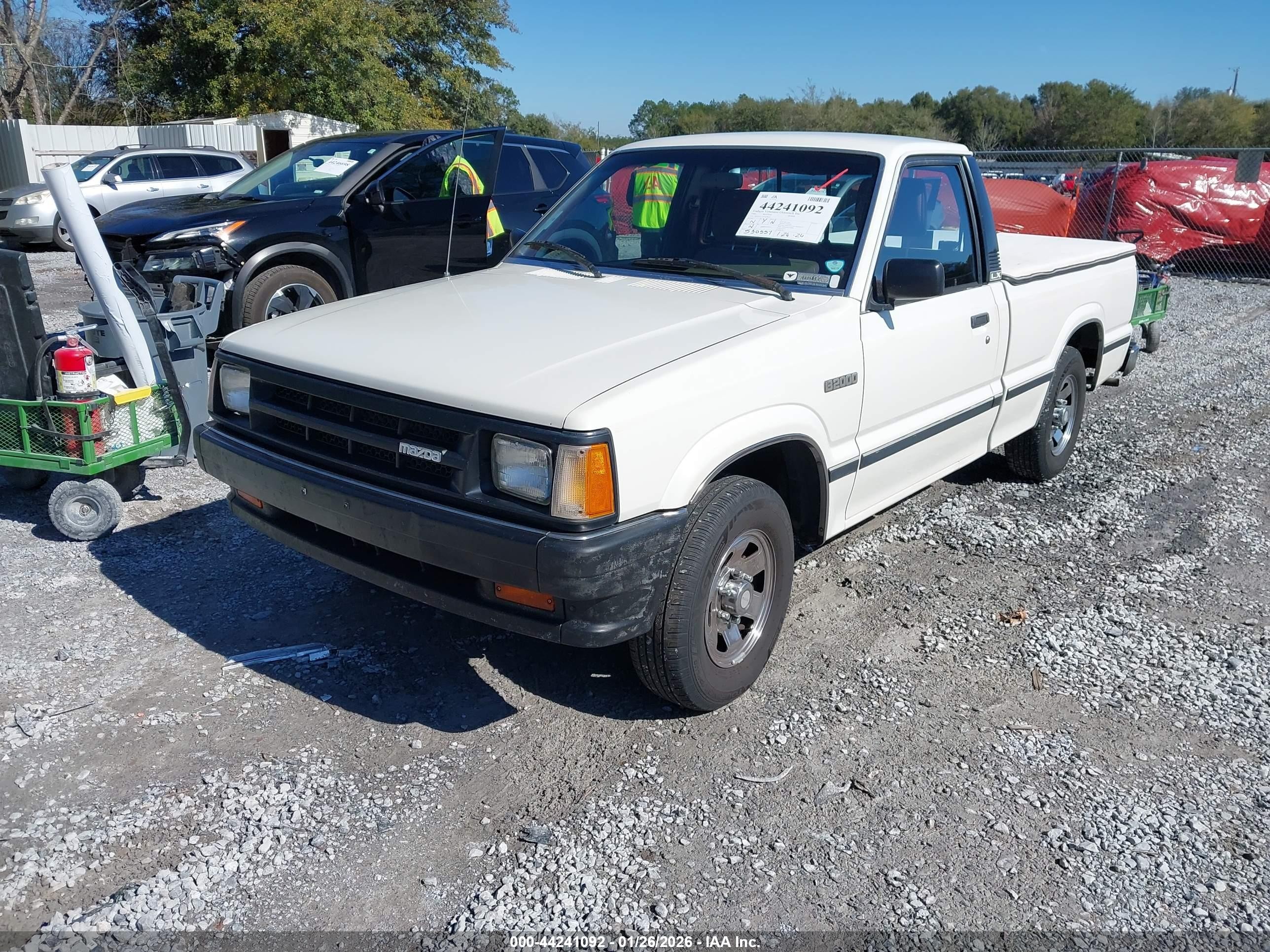 1986 Mazda B2000   White vin: JM2UF1111G0658283