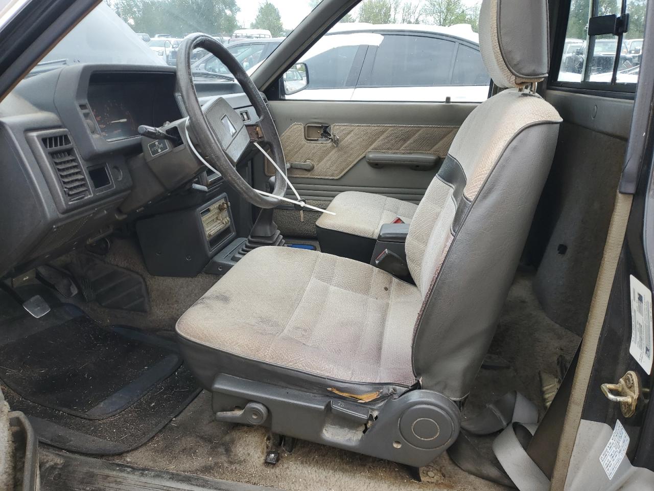 1987 Mazda B2000    Black vin: JM2UF1114H0569261
