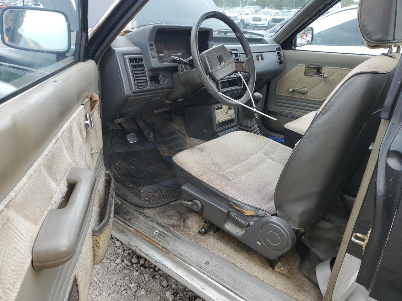 1987 Mazda B2000    Black vin: JM2UF1114H0569261