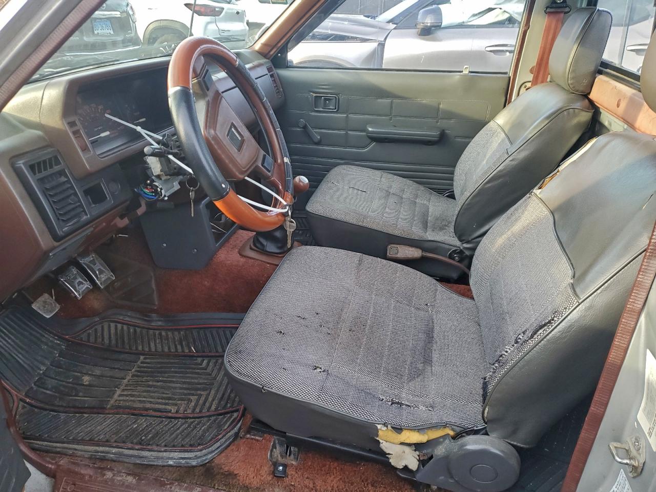 1986 Mazda B2000 Silver vin: JM2UF1117G0529979