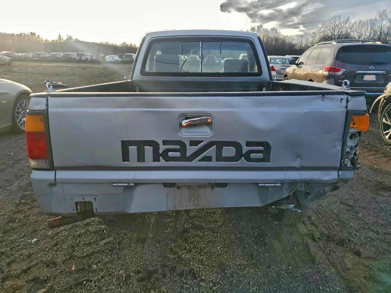 1986 Mazda B2000 Silver vin: JM2UF1117G0529979