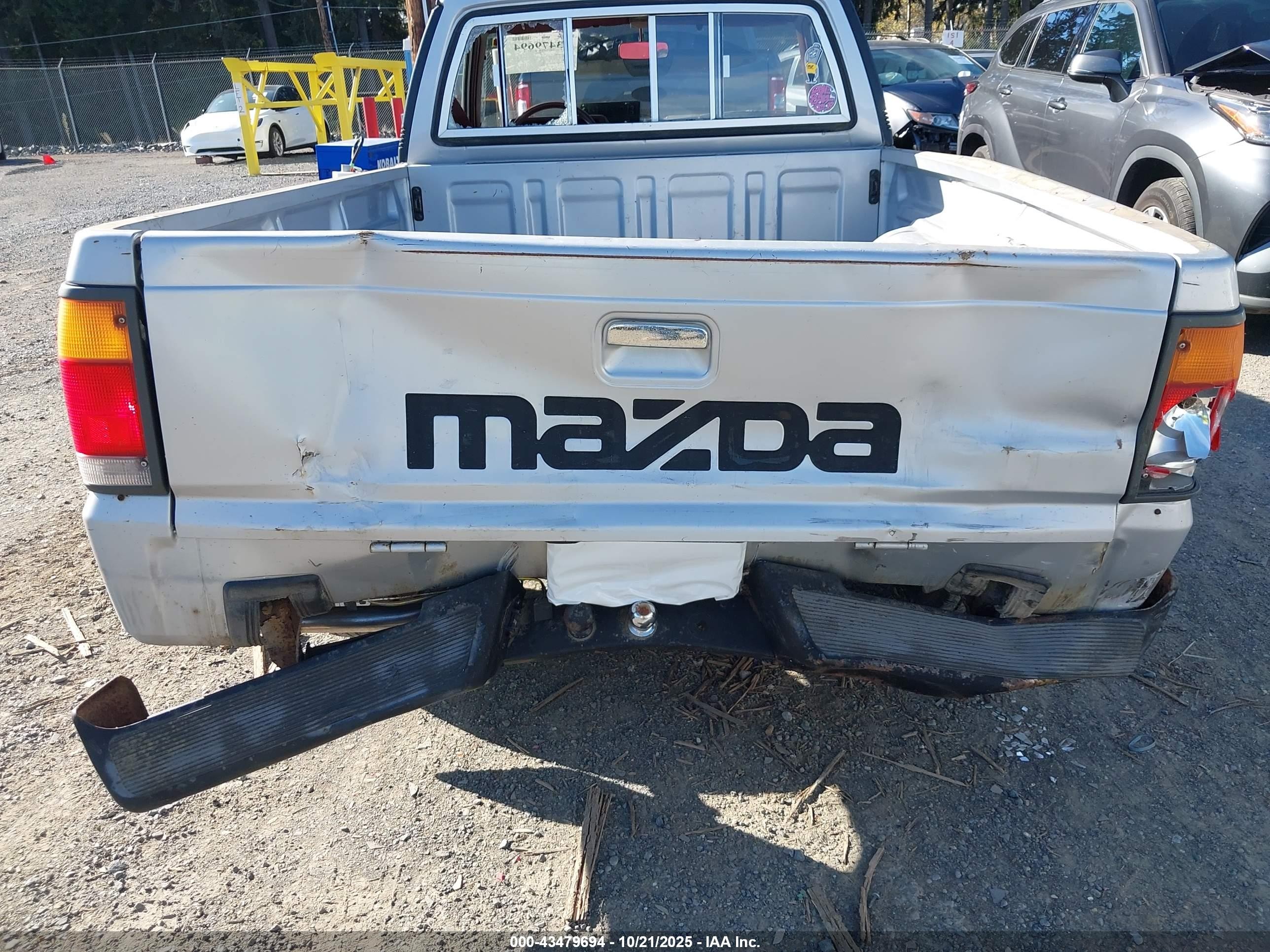 1986 Mazda B2000   Серебряный vin: JM2UF1117G0616409