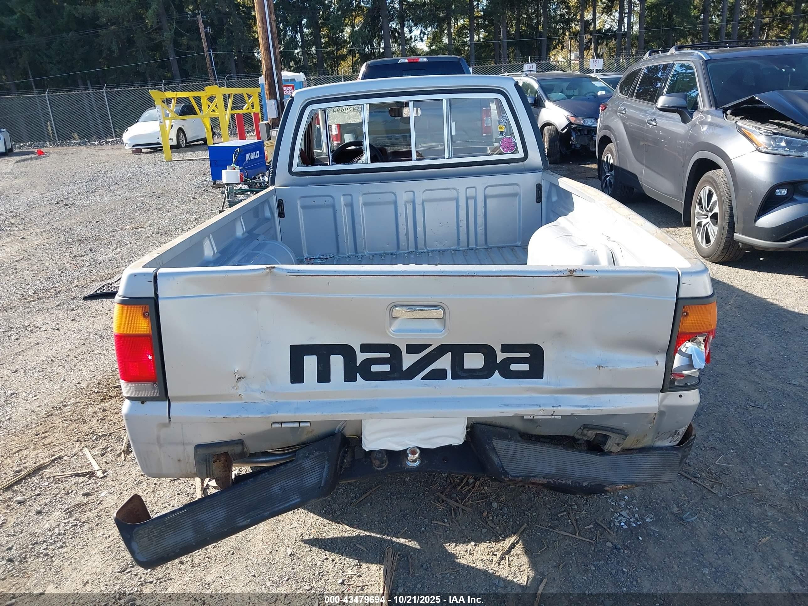 1986 Mazda B2000   Серебряный vin: JM2UF1117G0616409
