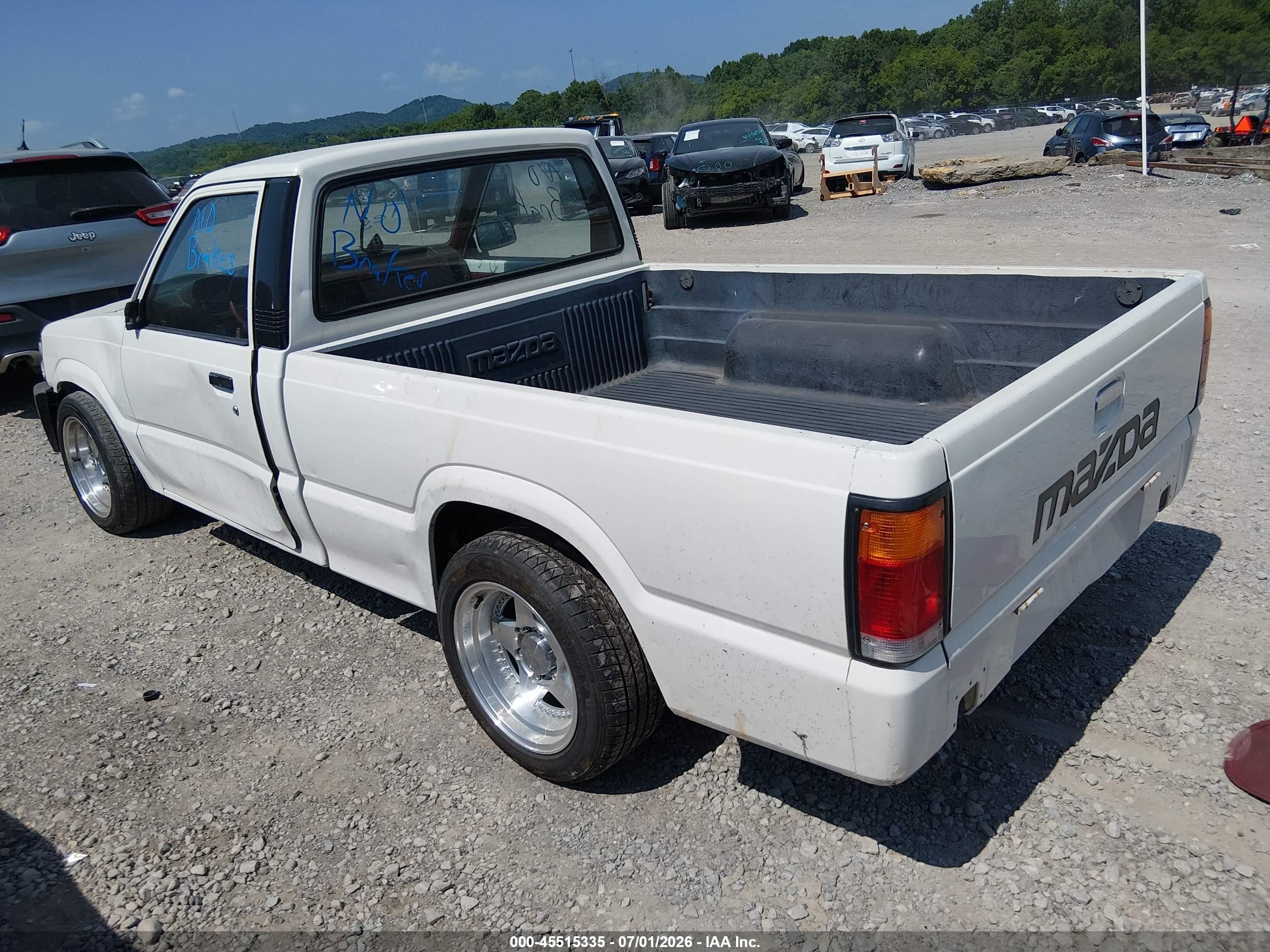 1987 Mazda B2000   White vin: JM2UF1117H0575362