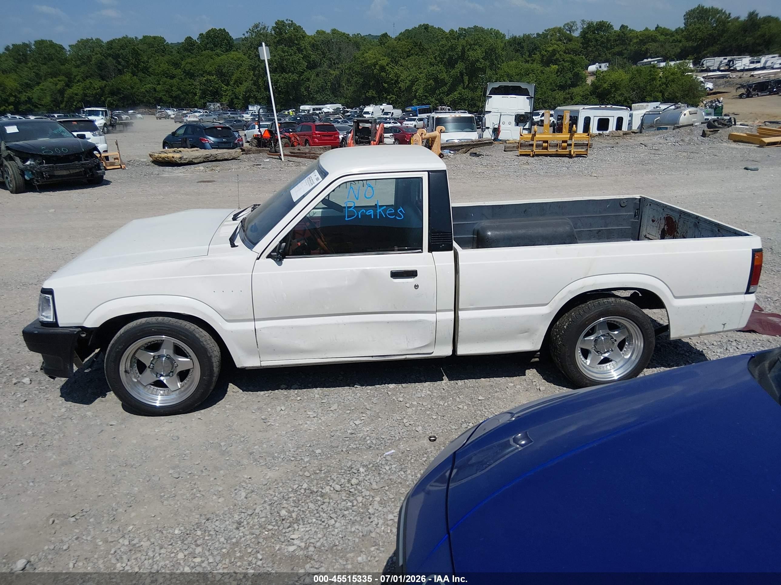 1987 Mazda B2000   White vin: JM2UF1117H0575362