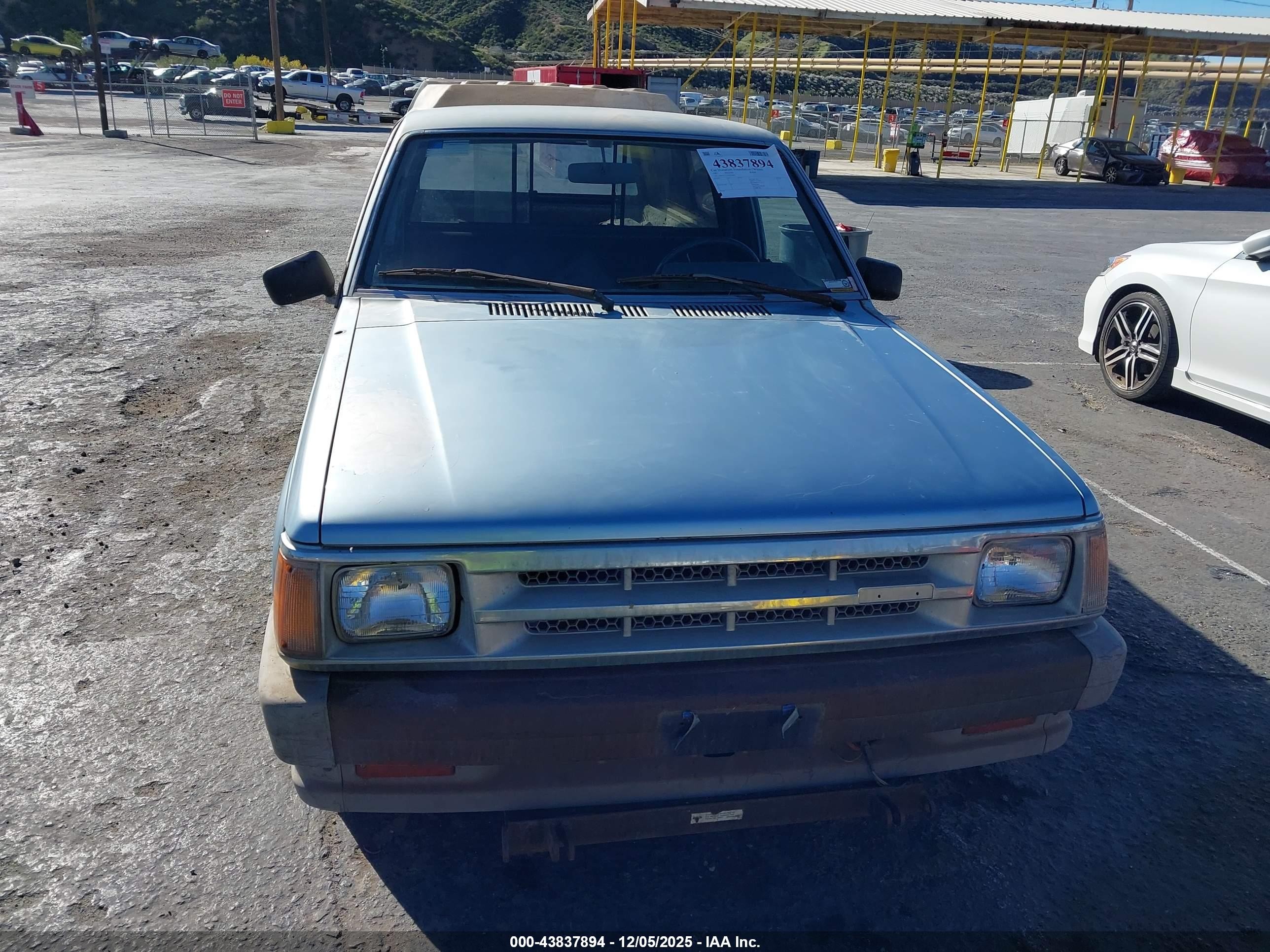1987 Mazda B2000   Blue vin: JM2UF1117H0592906