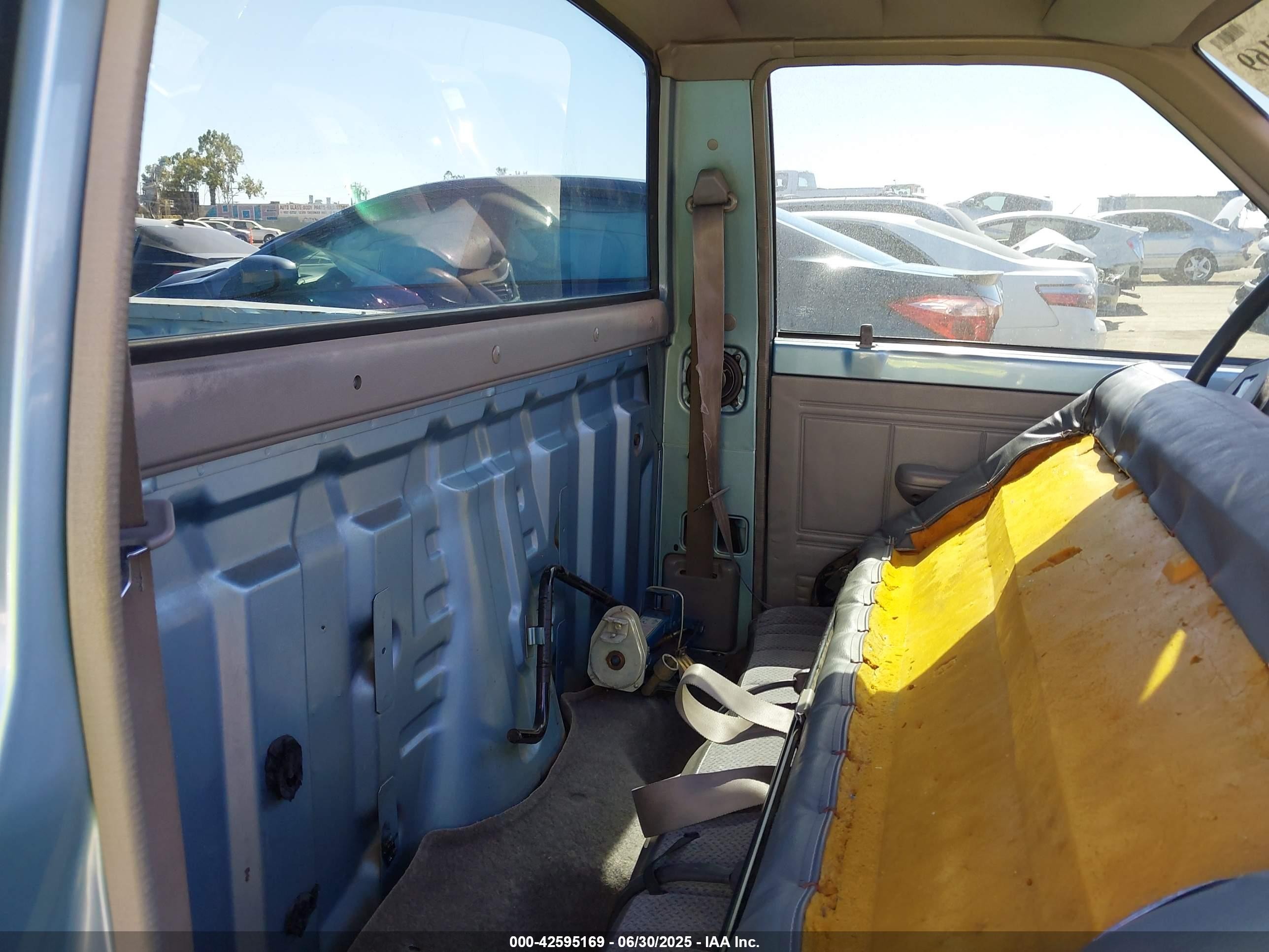 1987 Mazda B2000   Light Blue vin: JM2UF1119H0528625