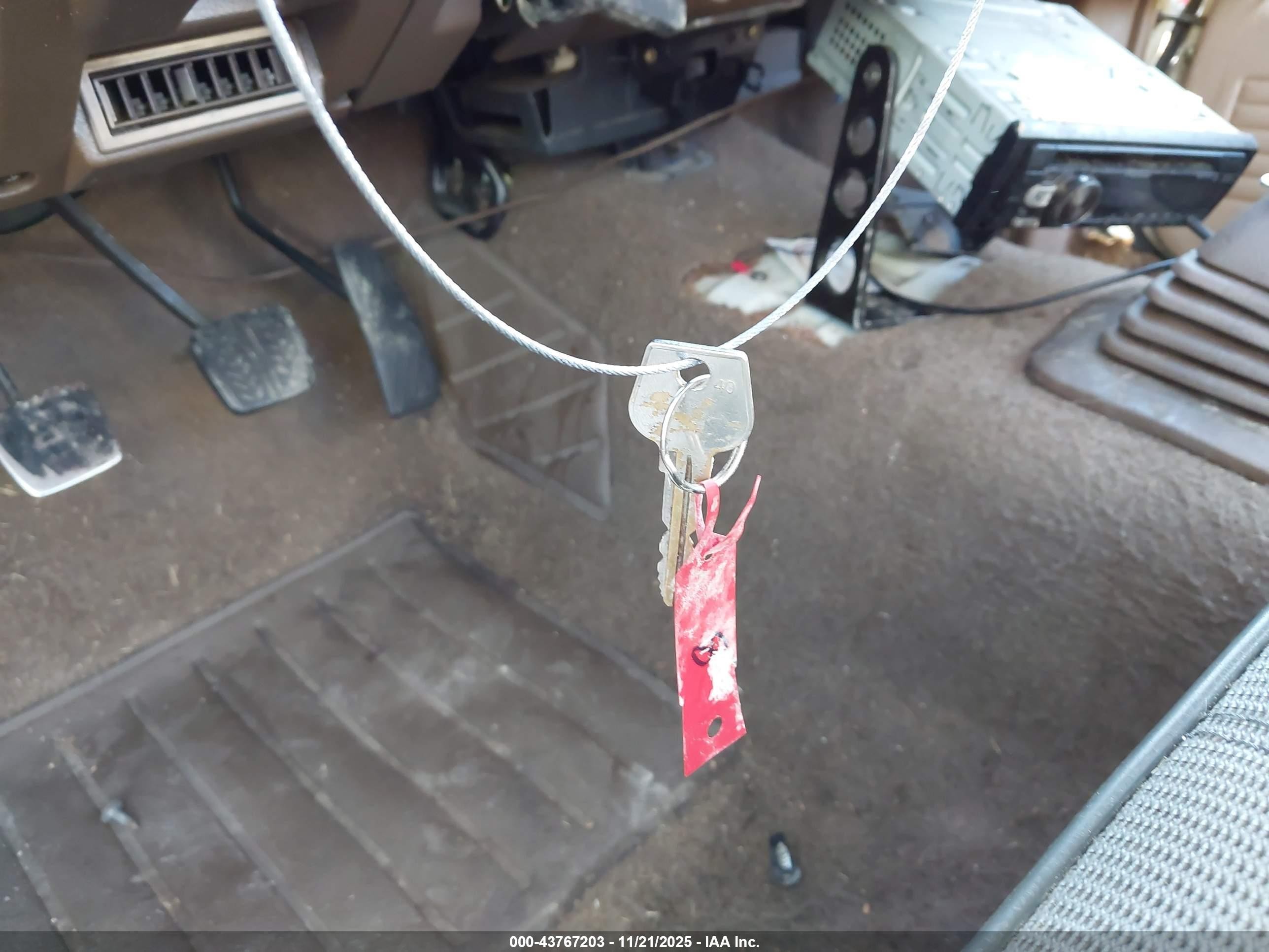 1987 Mazda B2000   White vin: JM2UF111XH0583181