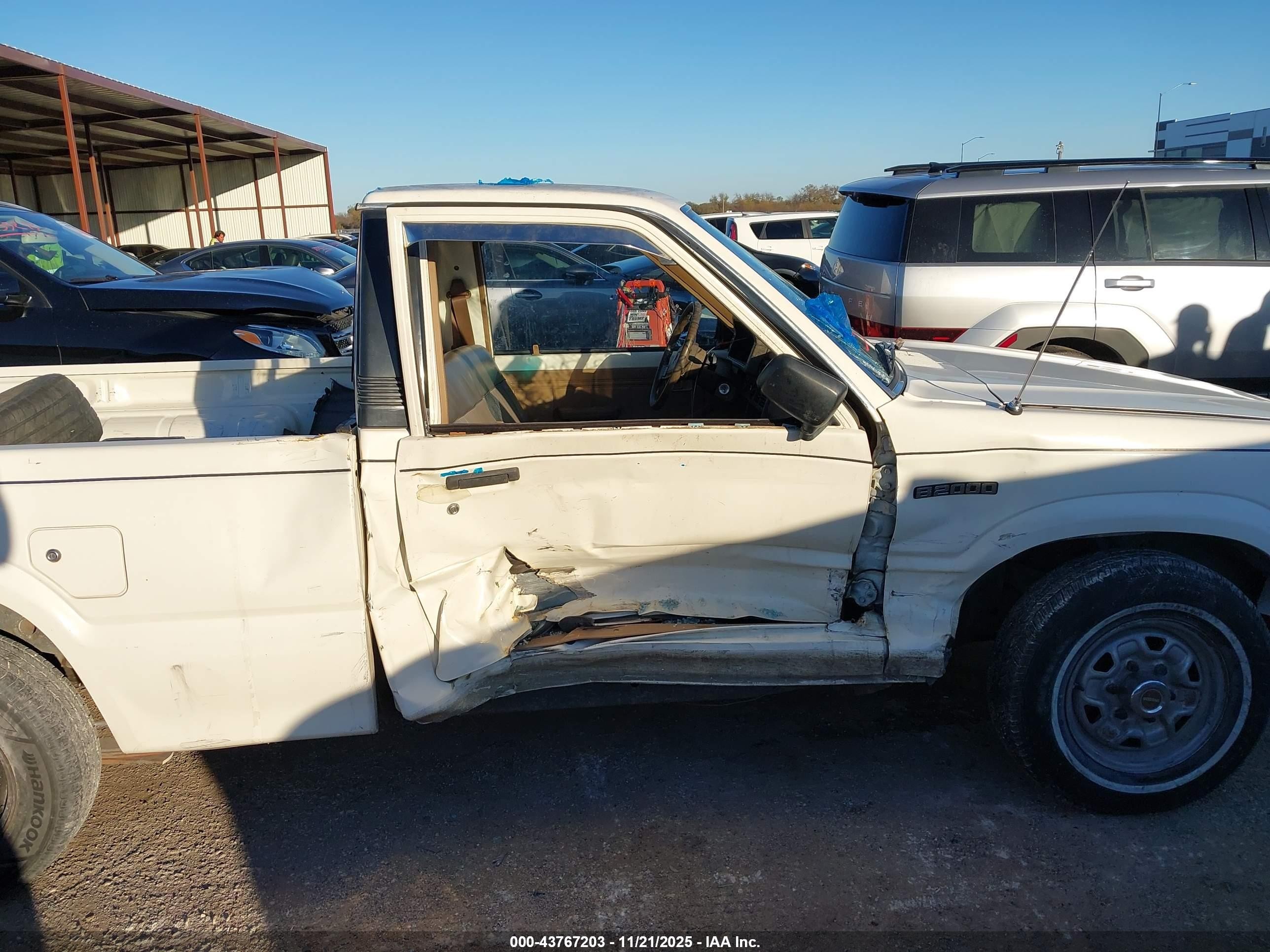 1987 Mazda B2000   White vin: JM2UF111XH0583181