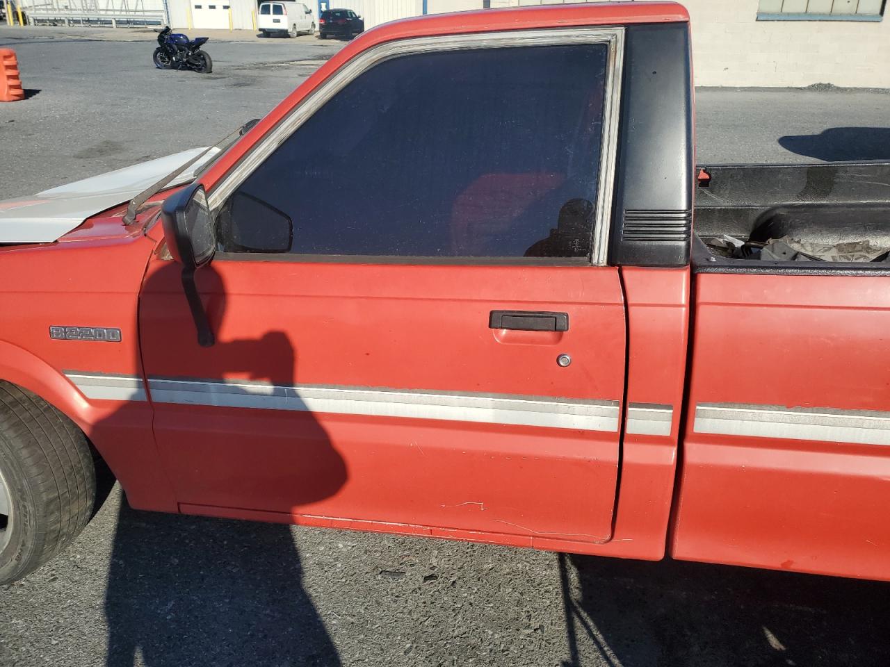 1988 Mazda B2200 Short Bed Red vin: JM2UF1131J0318446