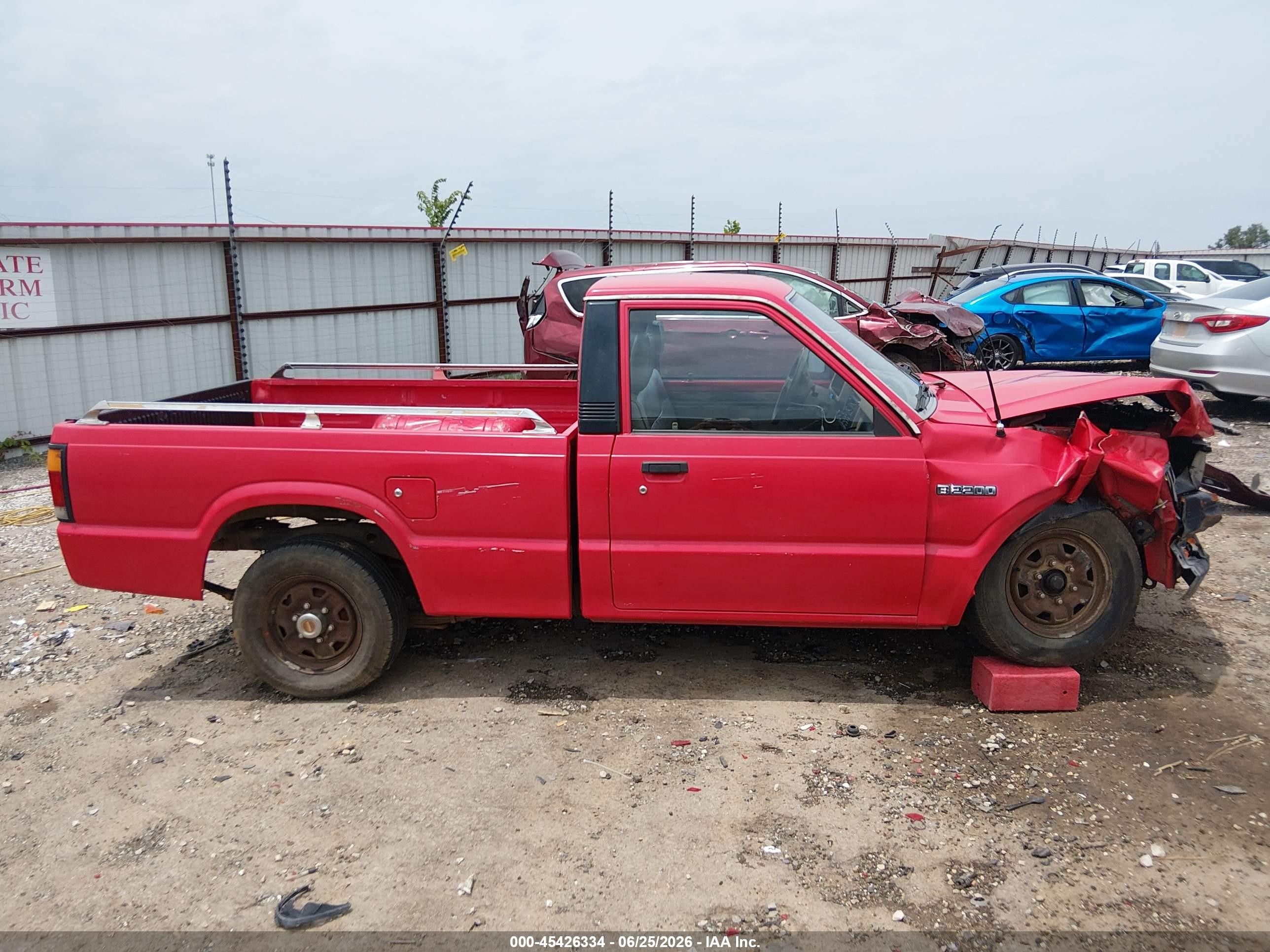 1992 Mazda B2200 Short Bed Red vin: JM2UF1132N0285642