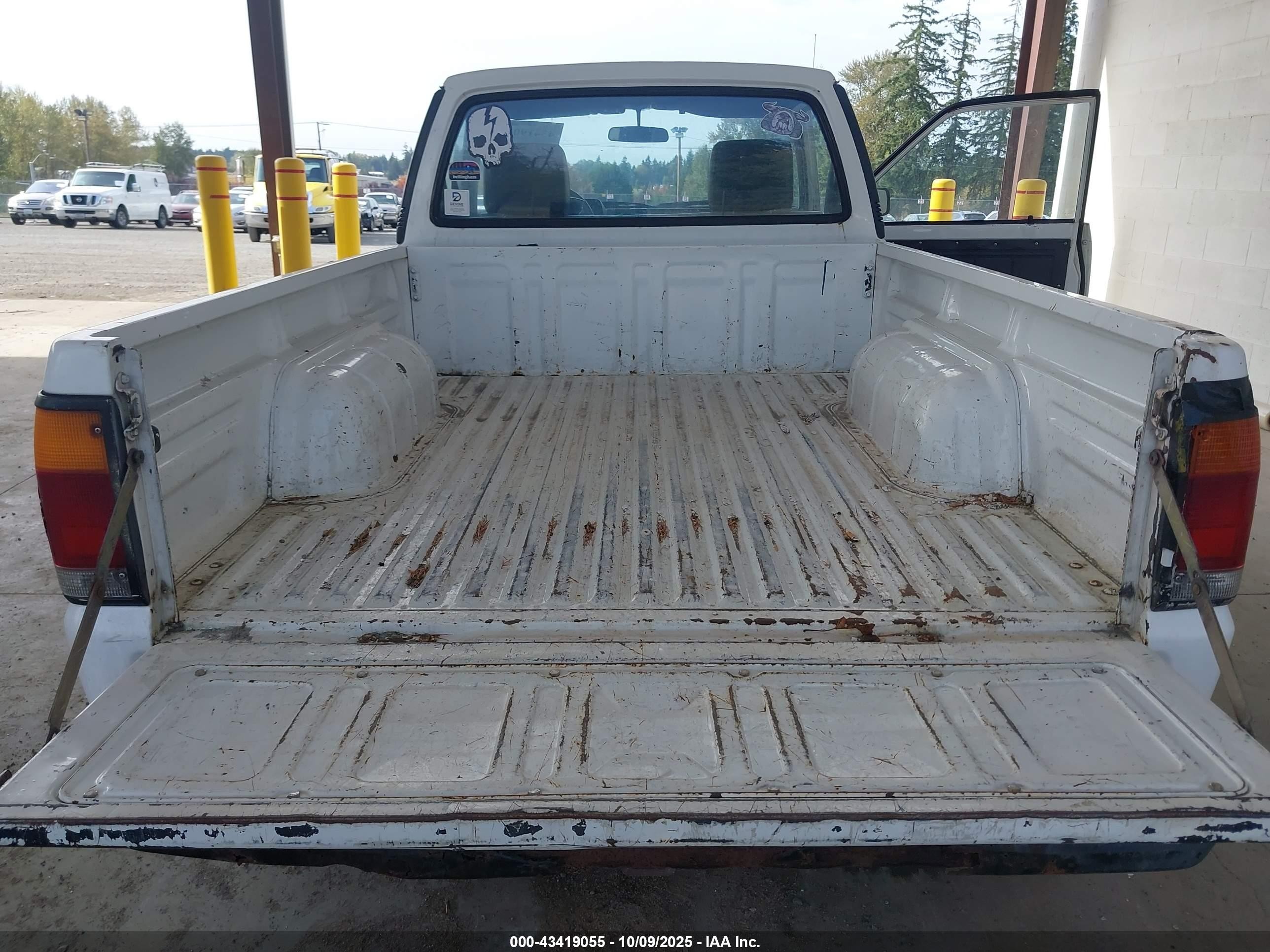 1993 Mazda B2200 Short Bed White vin: JM2UF1233P0390112