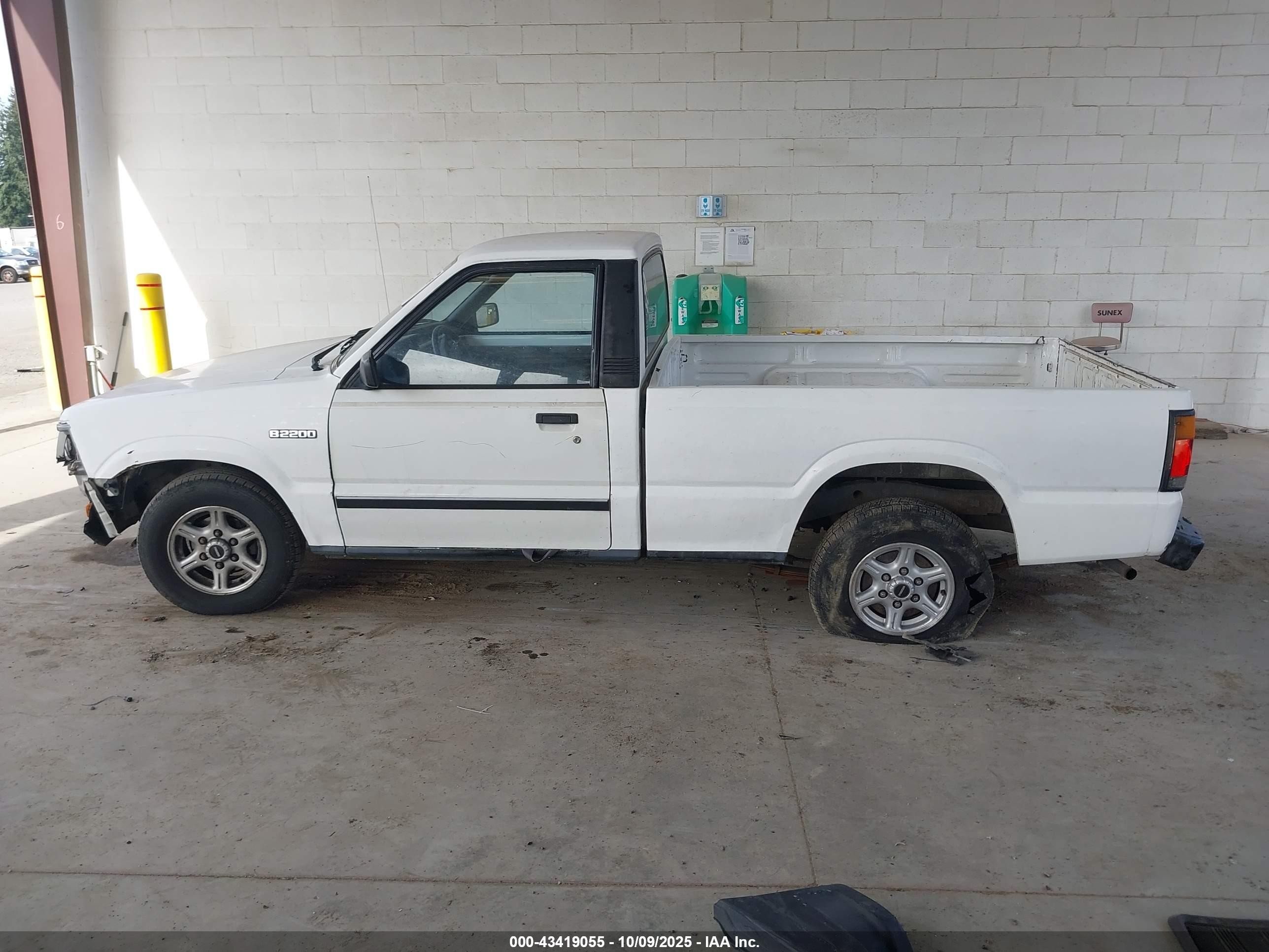 1993 Mazda B2200 Short Bed White vin: JM2UF1233P0390112