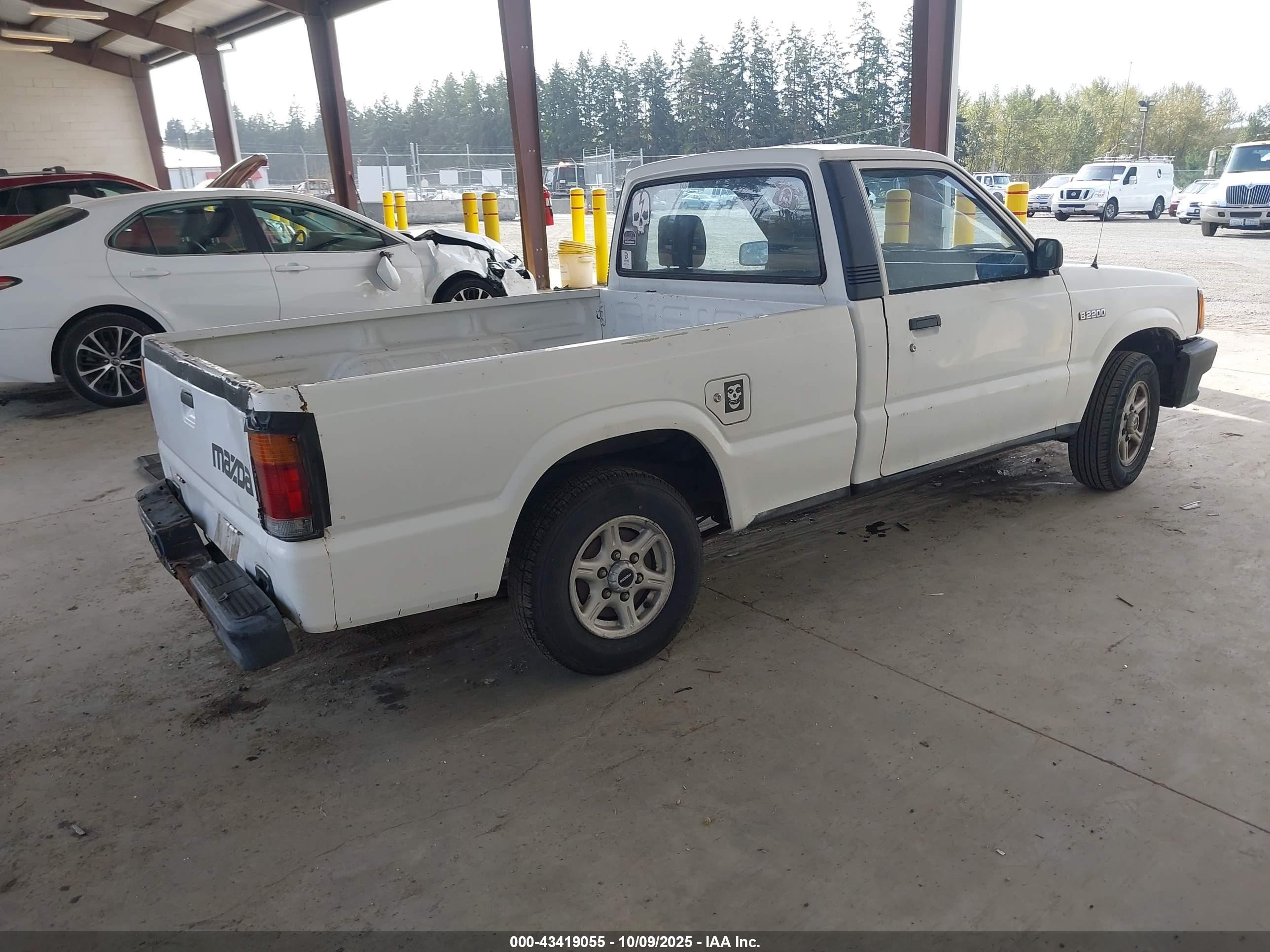 1993 Mazda B2200 Short Bed White vin: JM2UF1233P0390112