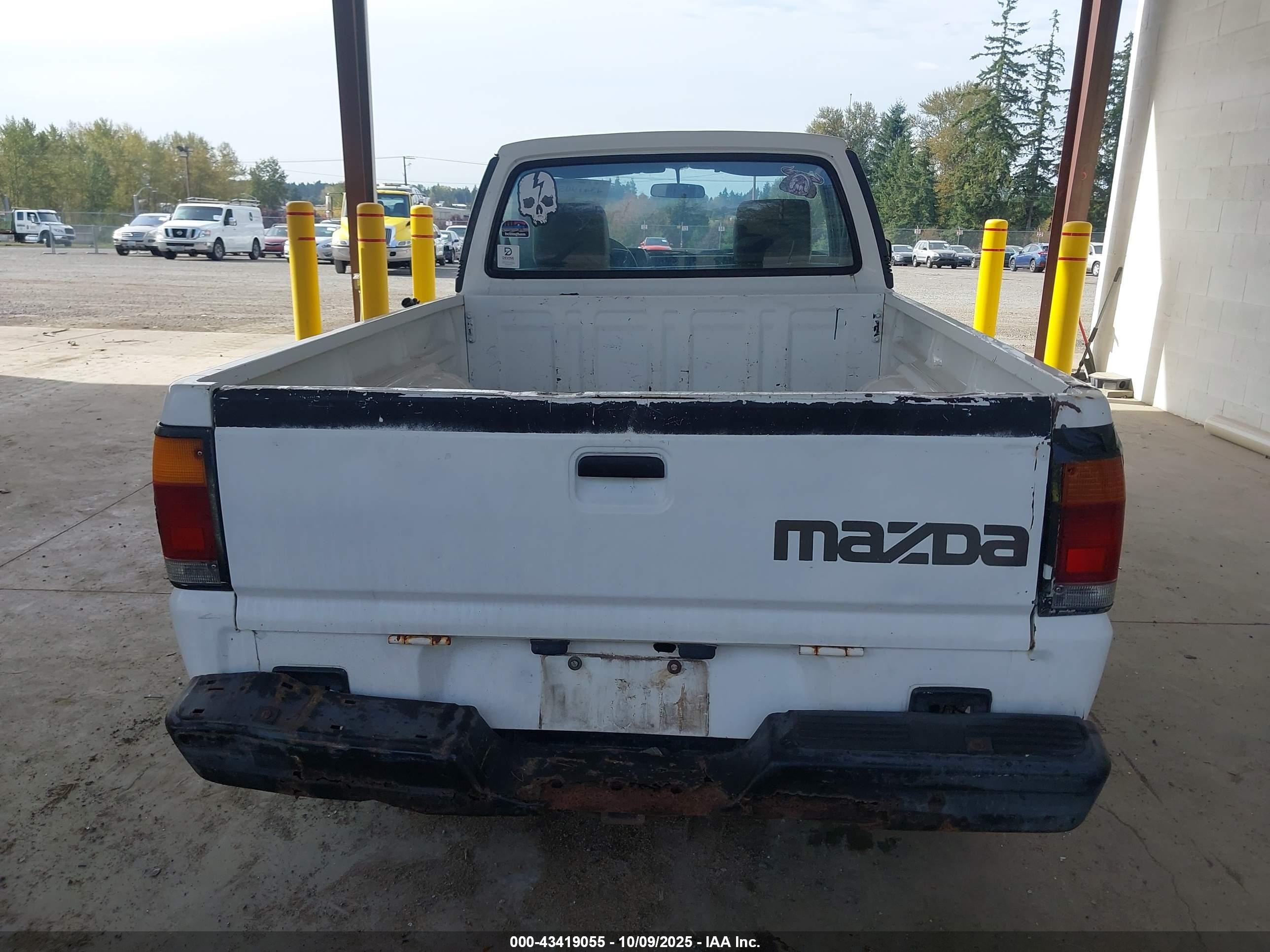 1993 Mazda B2200 Short Bed White vin: JM2UF1233P0390112