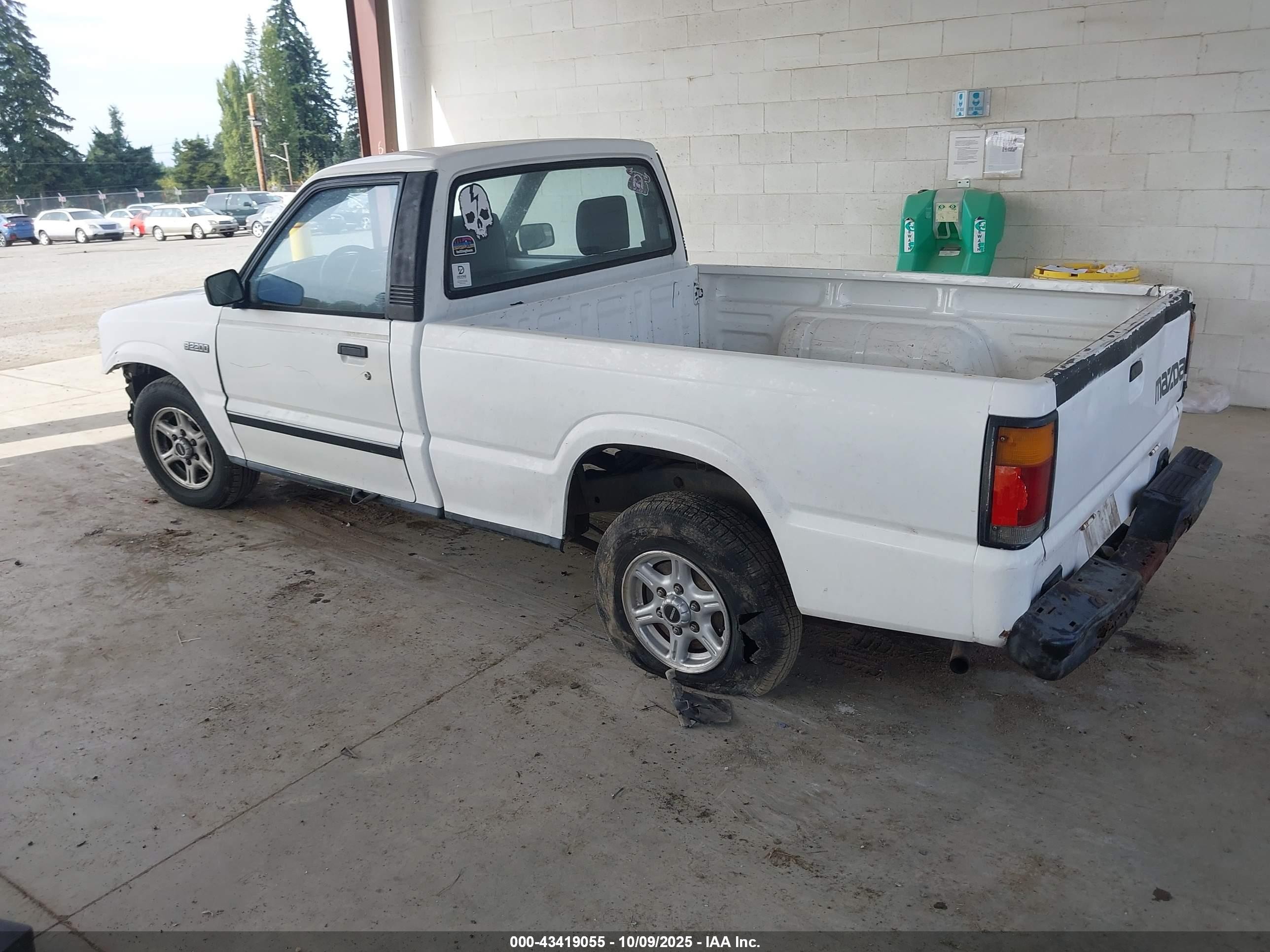 1993 Mazda B2200 Short Bed White vin: JM2UF1233P0390112