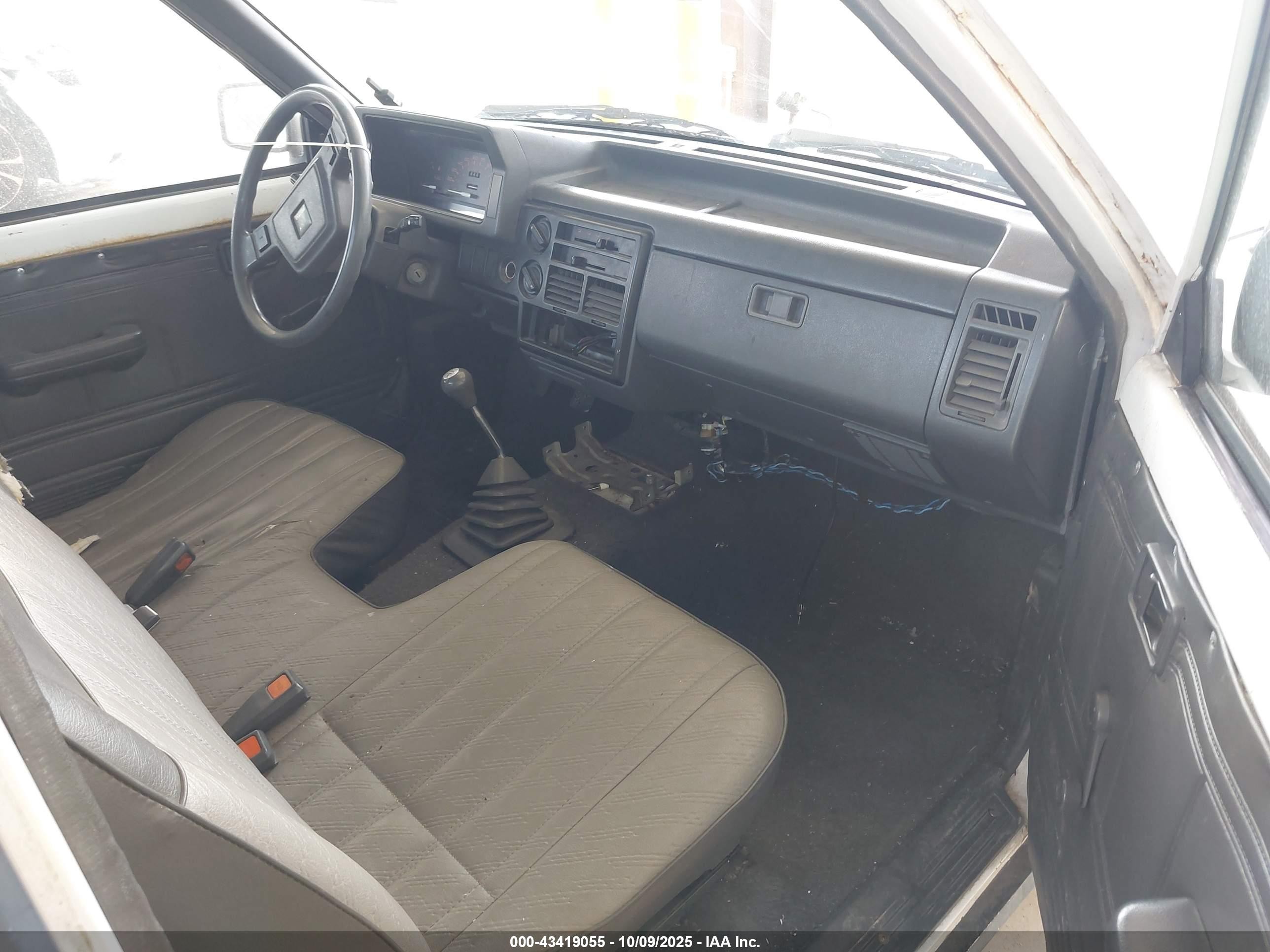 1993 Mazda B2200 Short Bed White vin: JM2UF1233P0390112