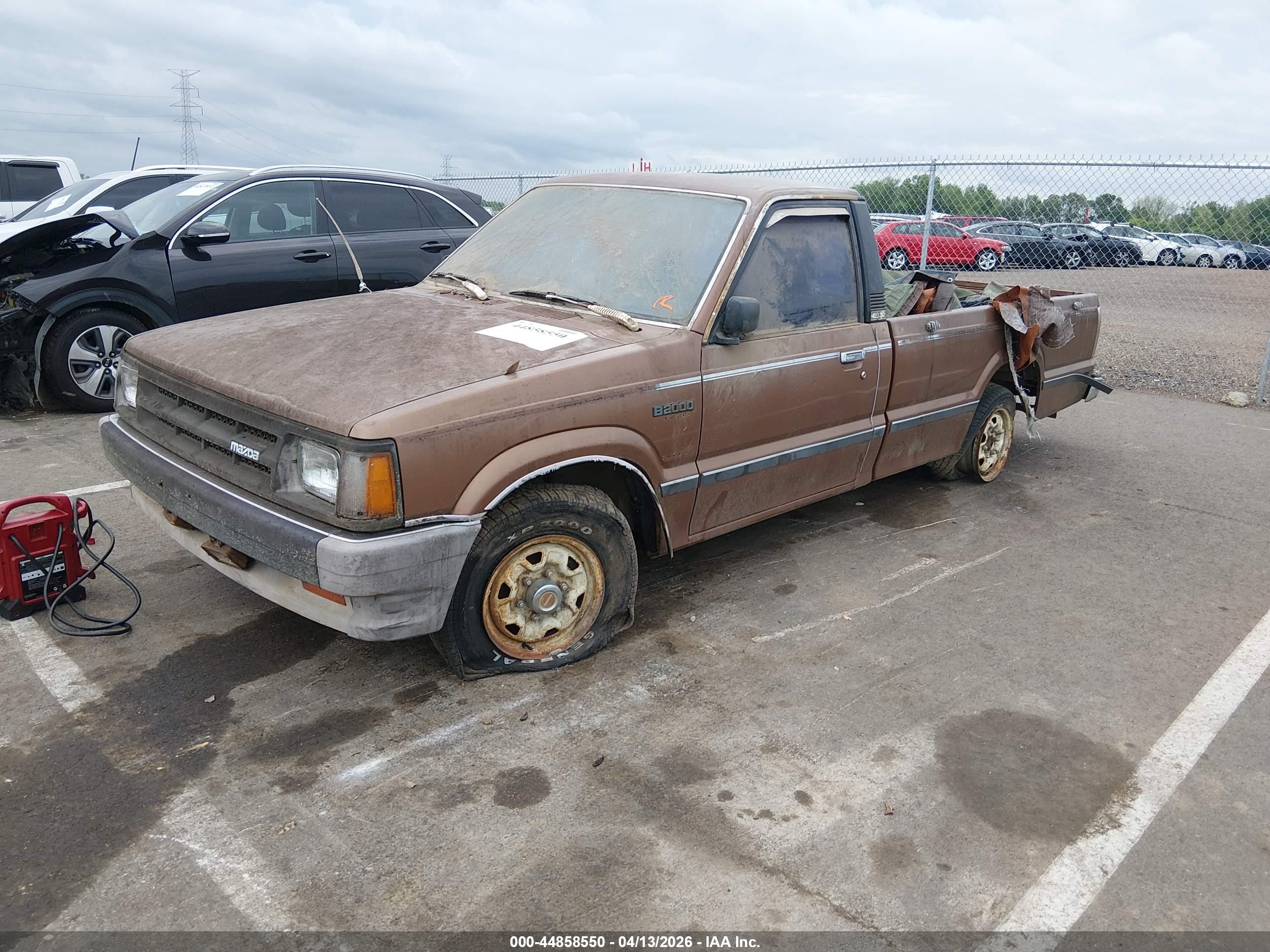 1986 Mazda B2000 Long Bed Brown vin: JM2UF2115G0551095