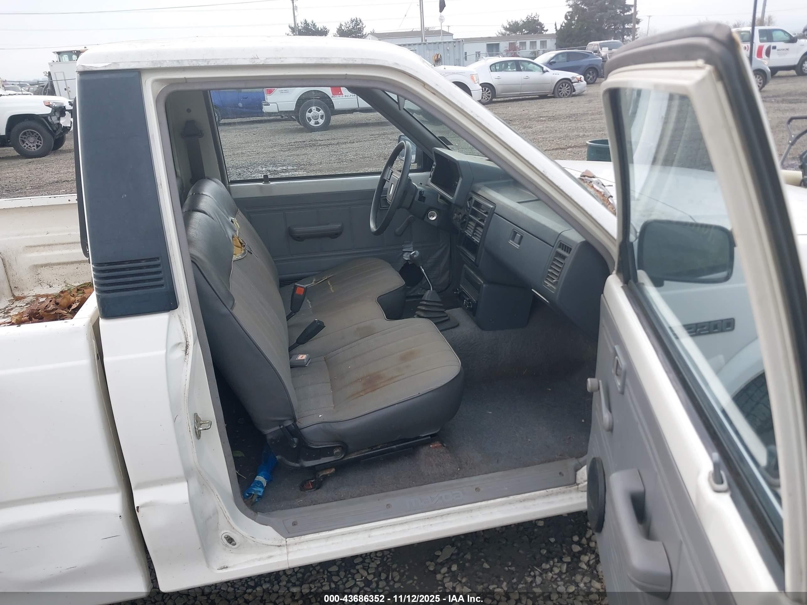 1988 Mazda B2200 Long Bed White vin: JM2UF2139J0302436