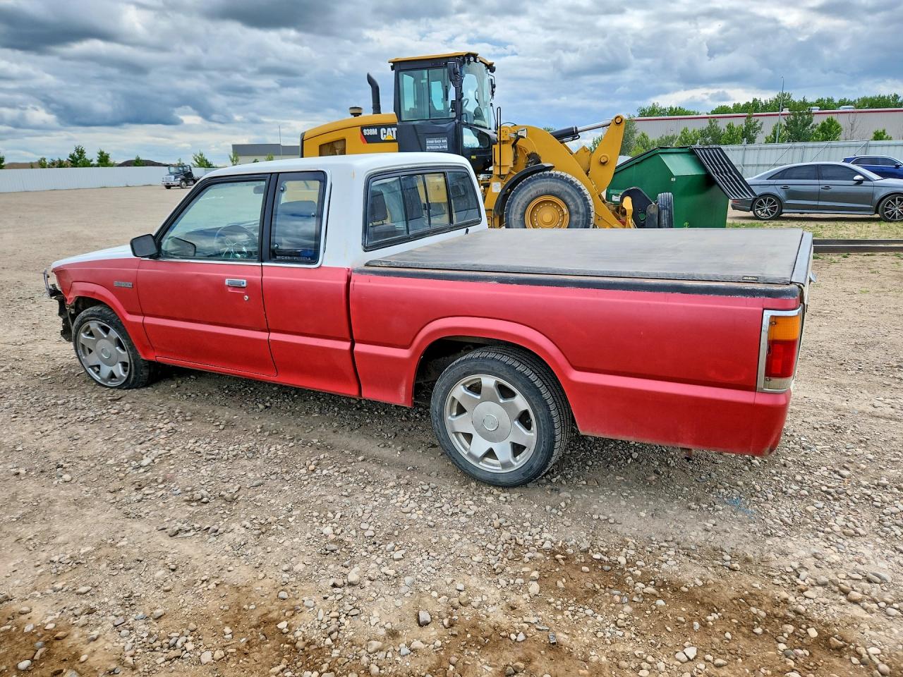 1987 Mazda B2000 Cab Plus Two Tone vin: JM2UF3111H0570122