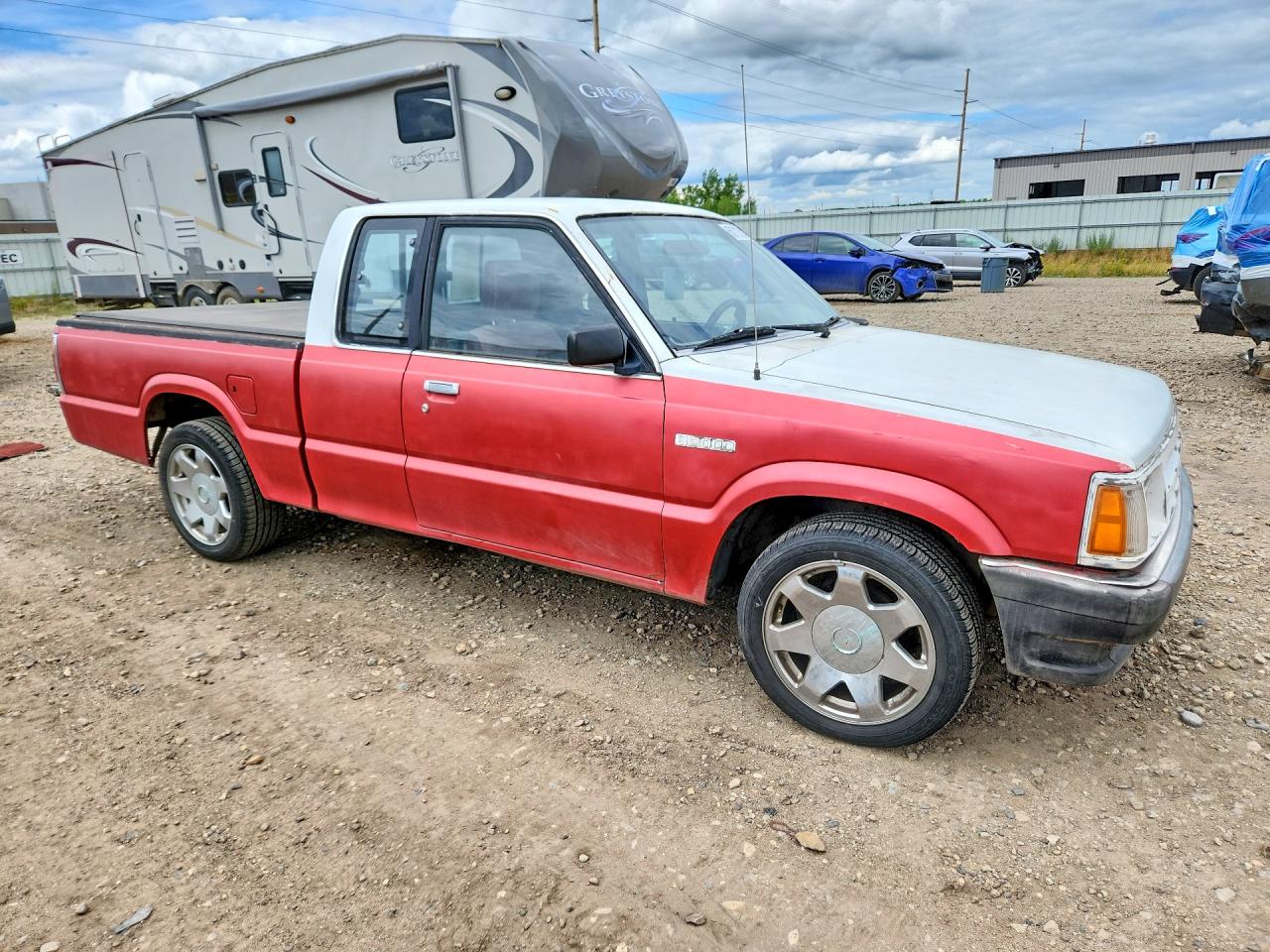 1987 Mazda B2000 Cab Plus Two Tone vin: JM2UF3111H0570122