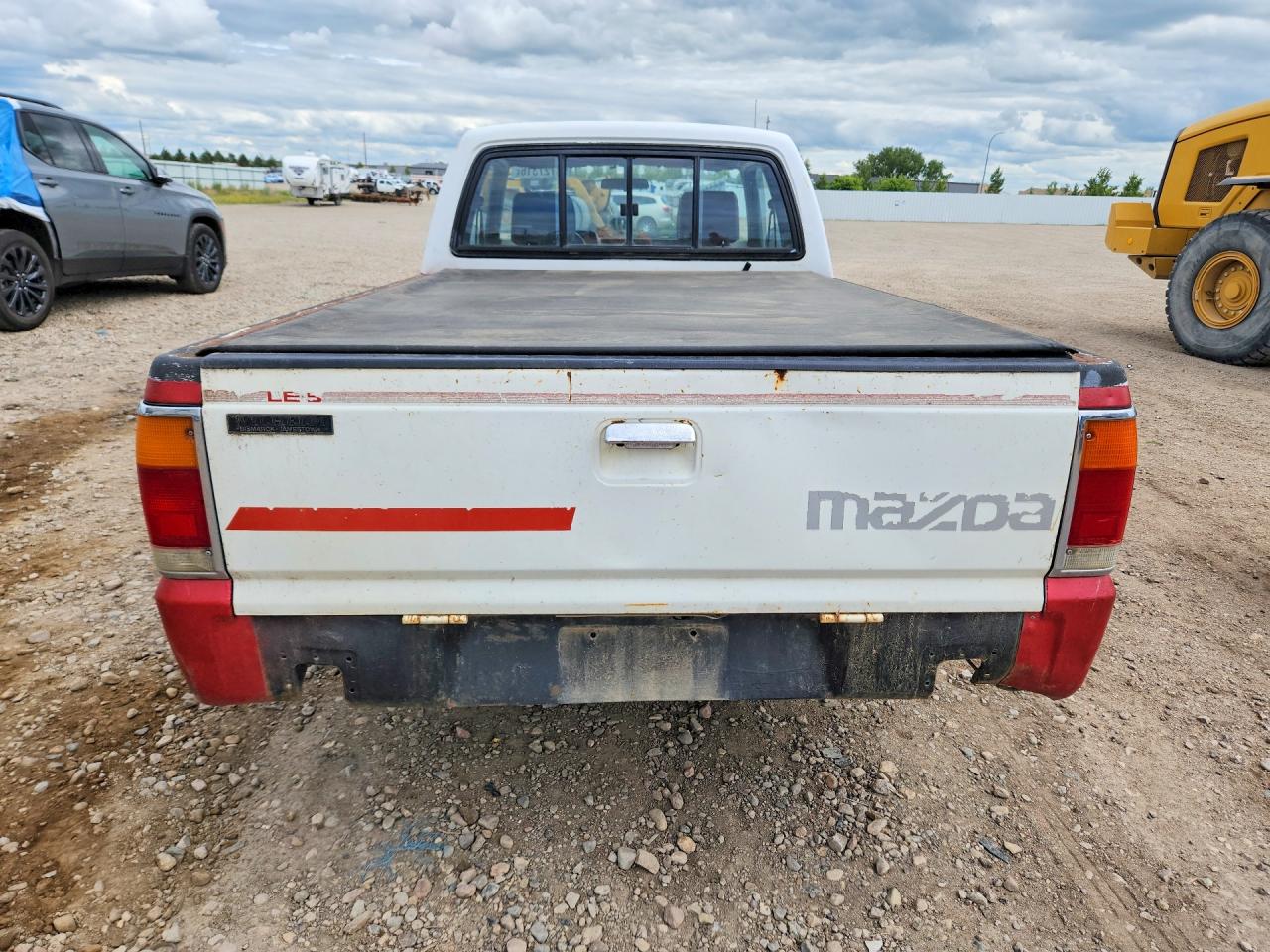 1987 Mazda B2000 Cab Plus Two Tone vin: JM2UF3111H0570122