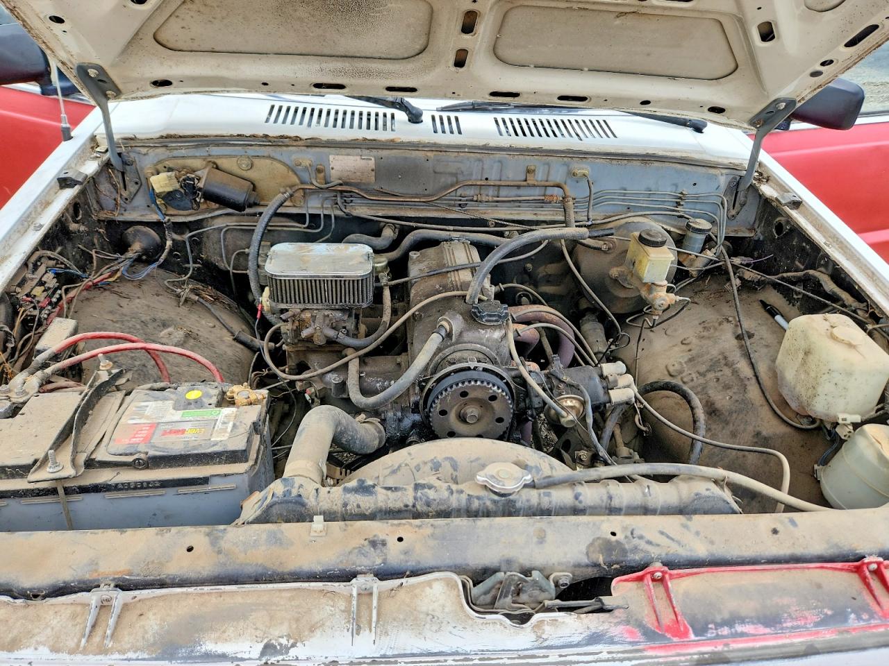 1987 Mazda B2000 Cab Plus Two Tone vin: JM2UF3111H0570122