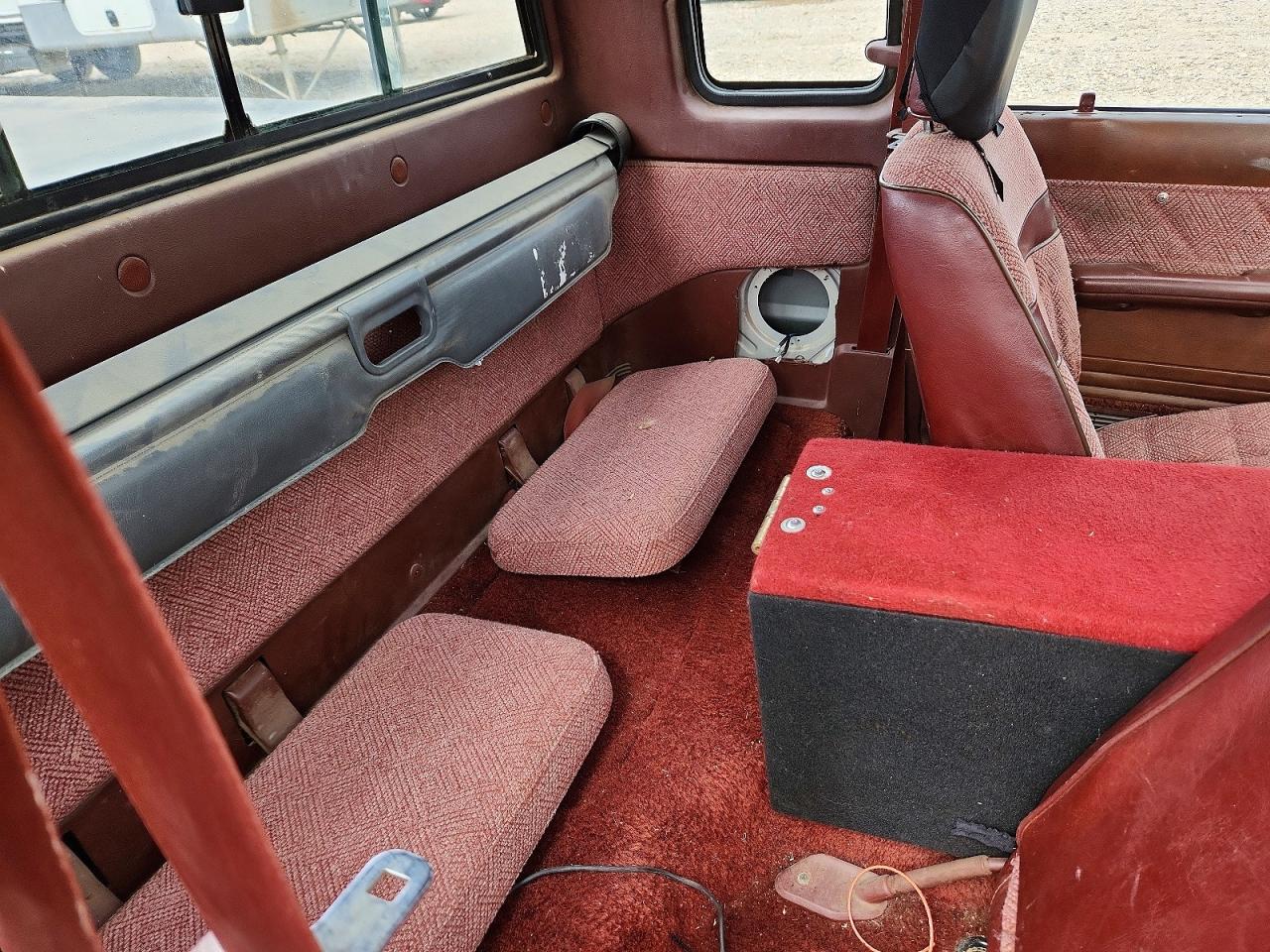 1987 Mazda B2000 Cab Plus Two Tone vin: JM2UF3111H0570122