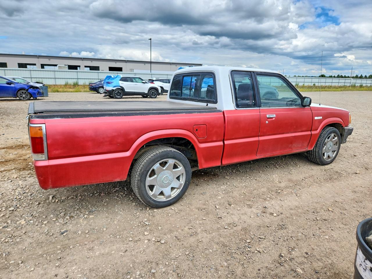 1987 Mazda B2000 Cab Plus Two Tone vin: JM2UF3111H0570122