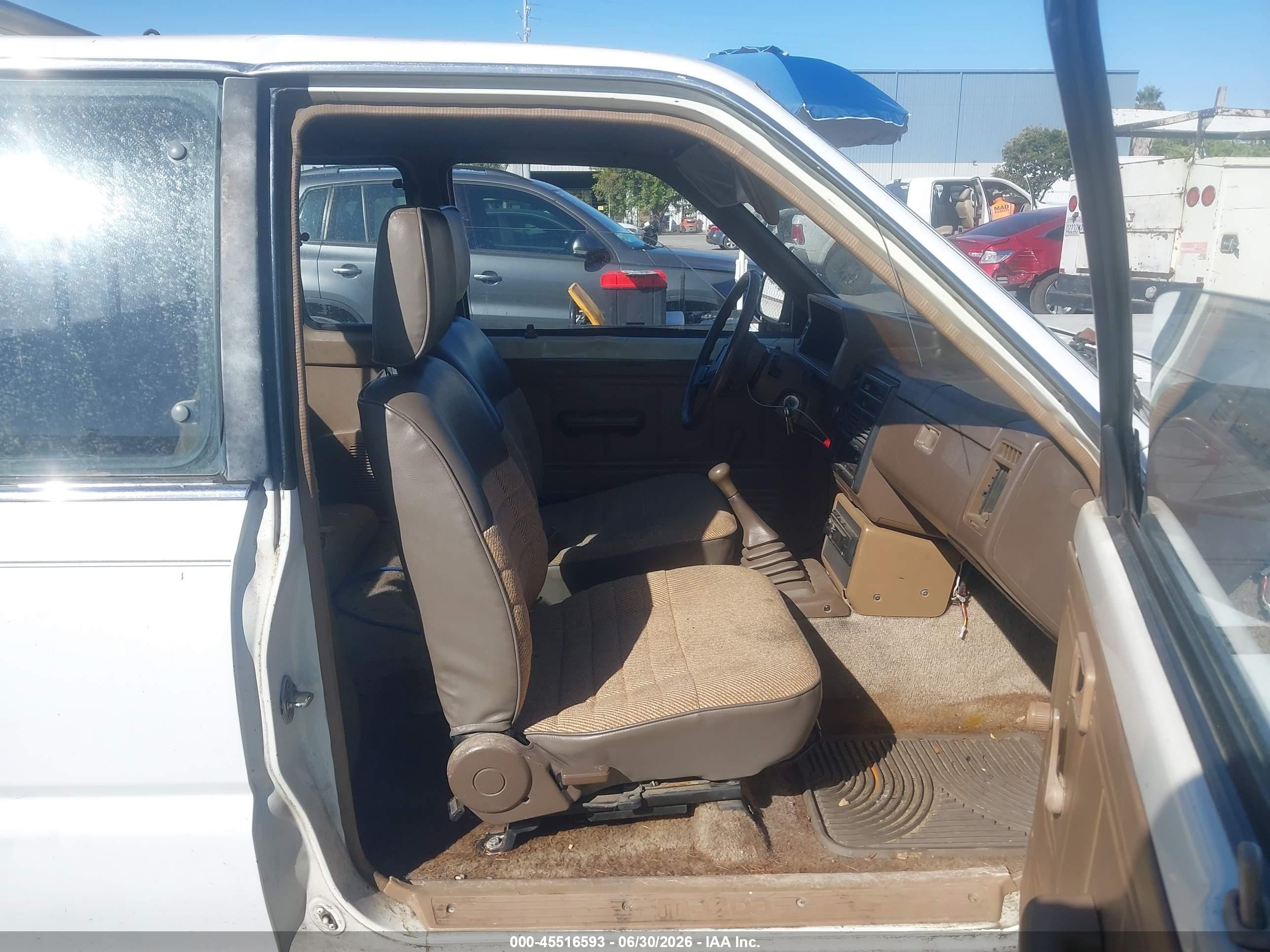 1987 Mazda B2000 Cab Plus White vin: JM2UF3117H0605018