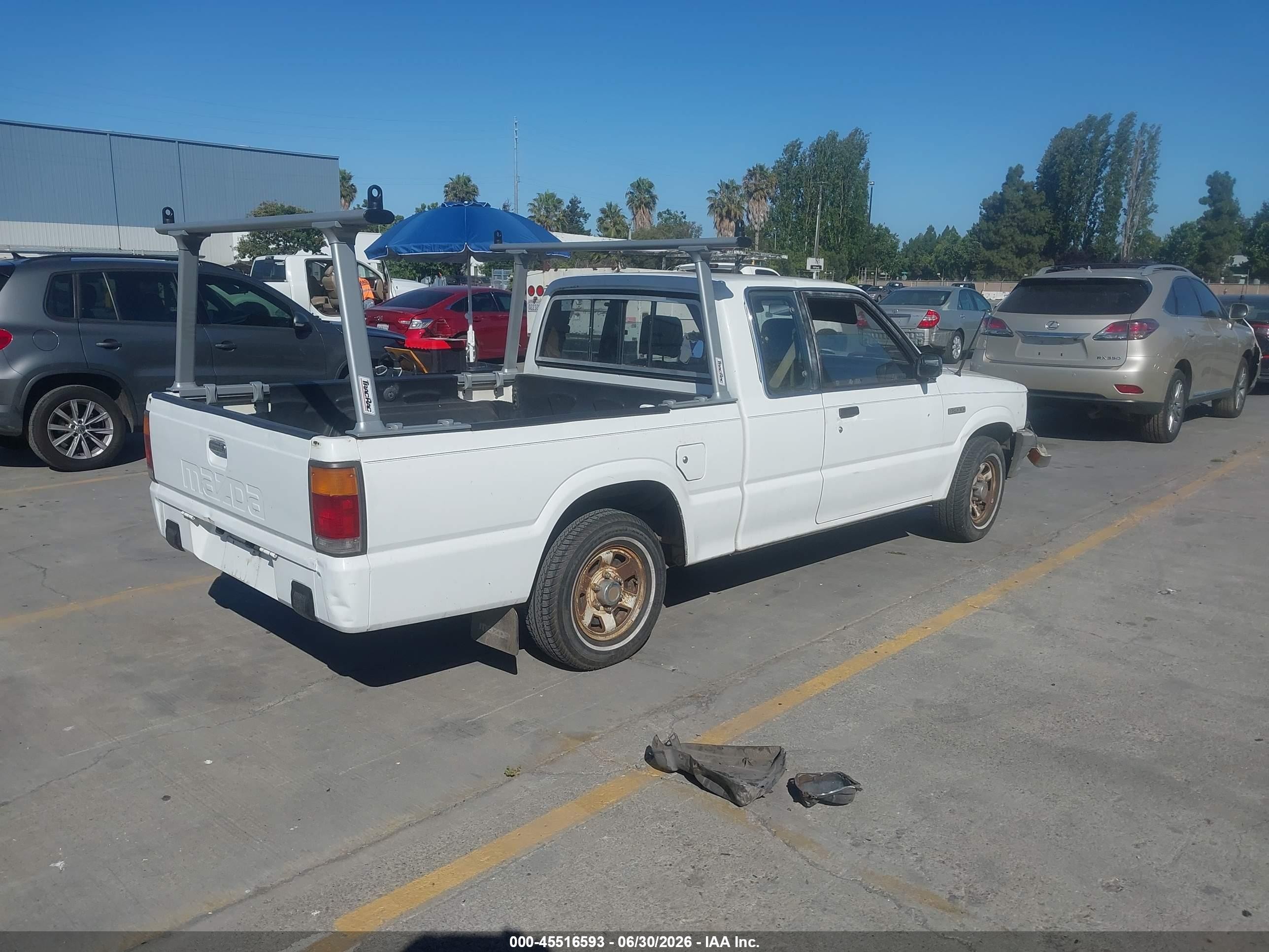 1987 Mazda B2000 Cab Plus White vin: JM2UF3117H0605018