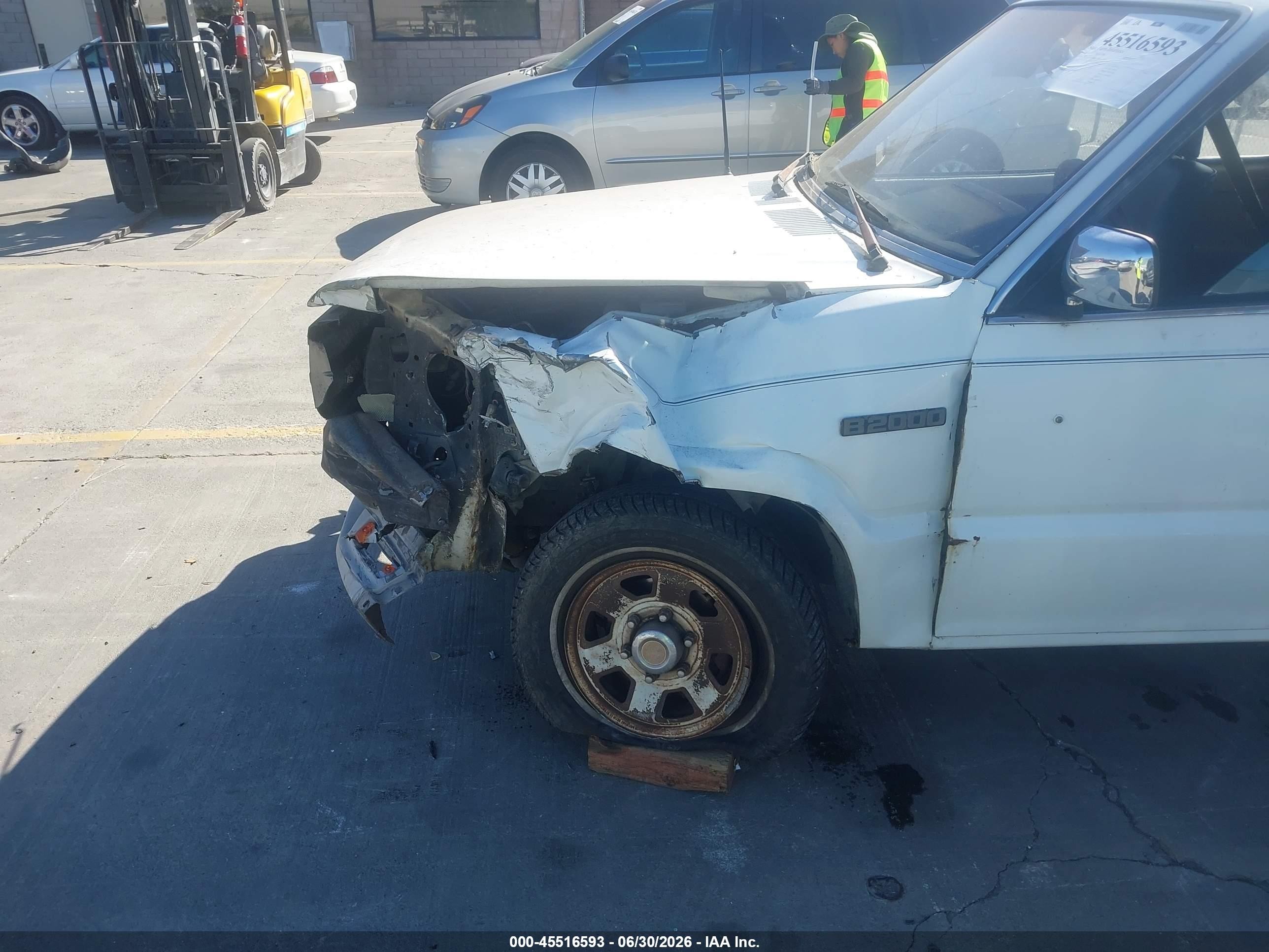 1987 Mazda B2000 Cab Plus White vin: JM2UF3117H0605018