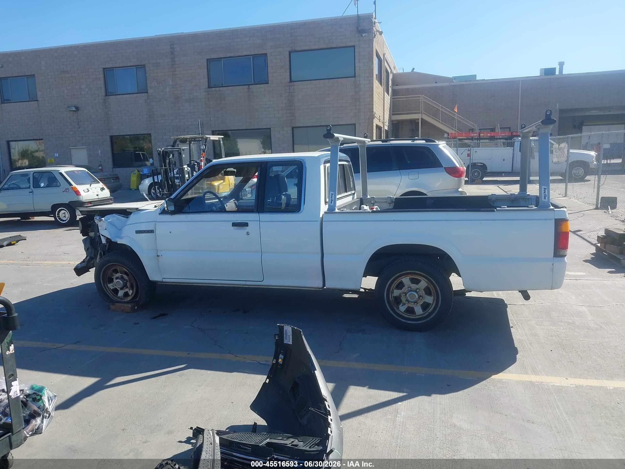 1987 Mazda B2000 Cab Plus White vin: JM2UF3117H0605018